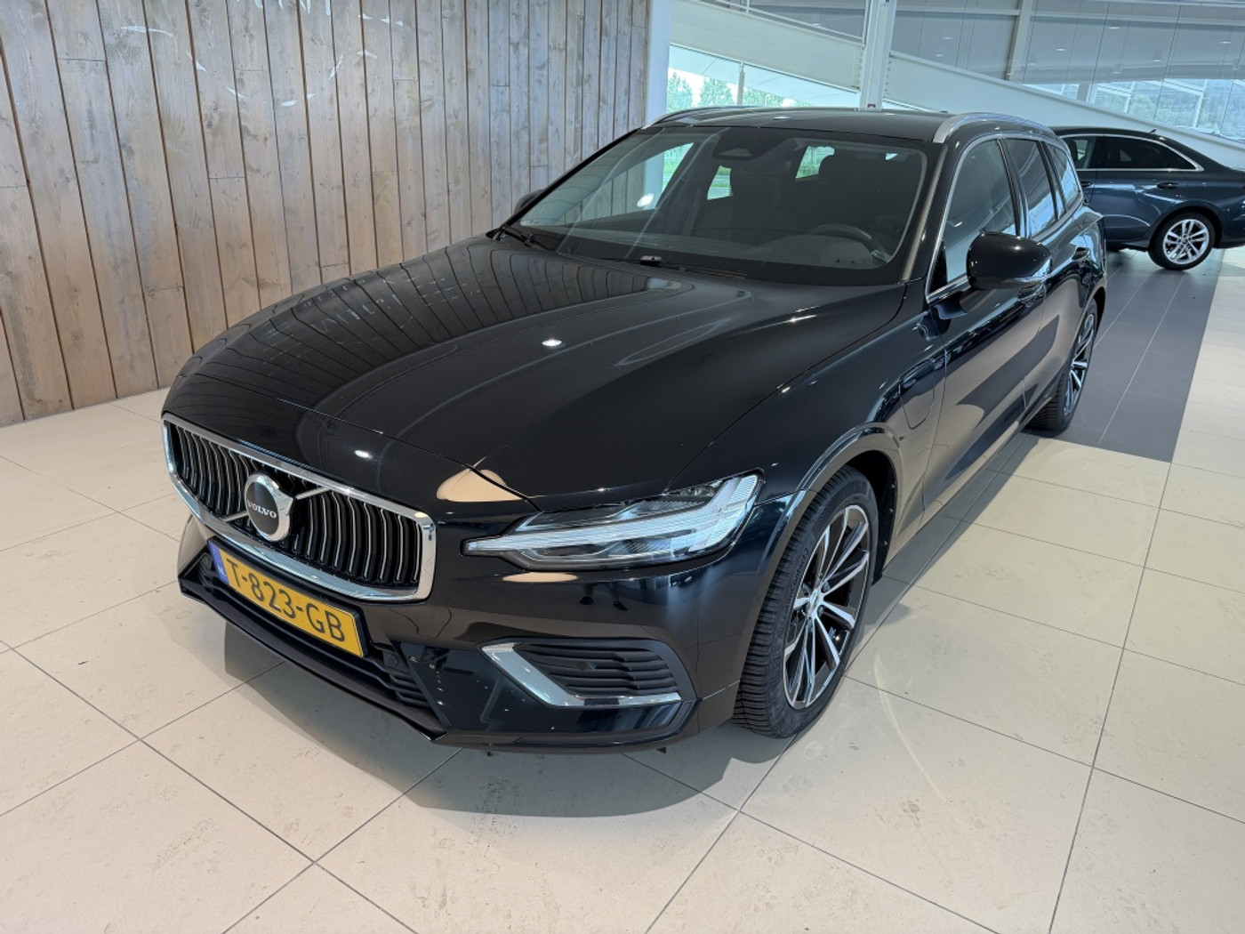 Volvo V60 2.0 T6 Plug-in Hybrid AWD Core Bright 2023 - voorkant