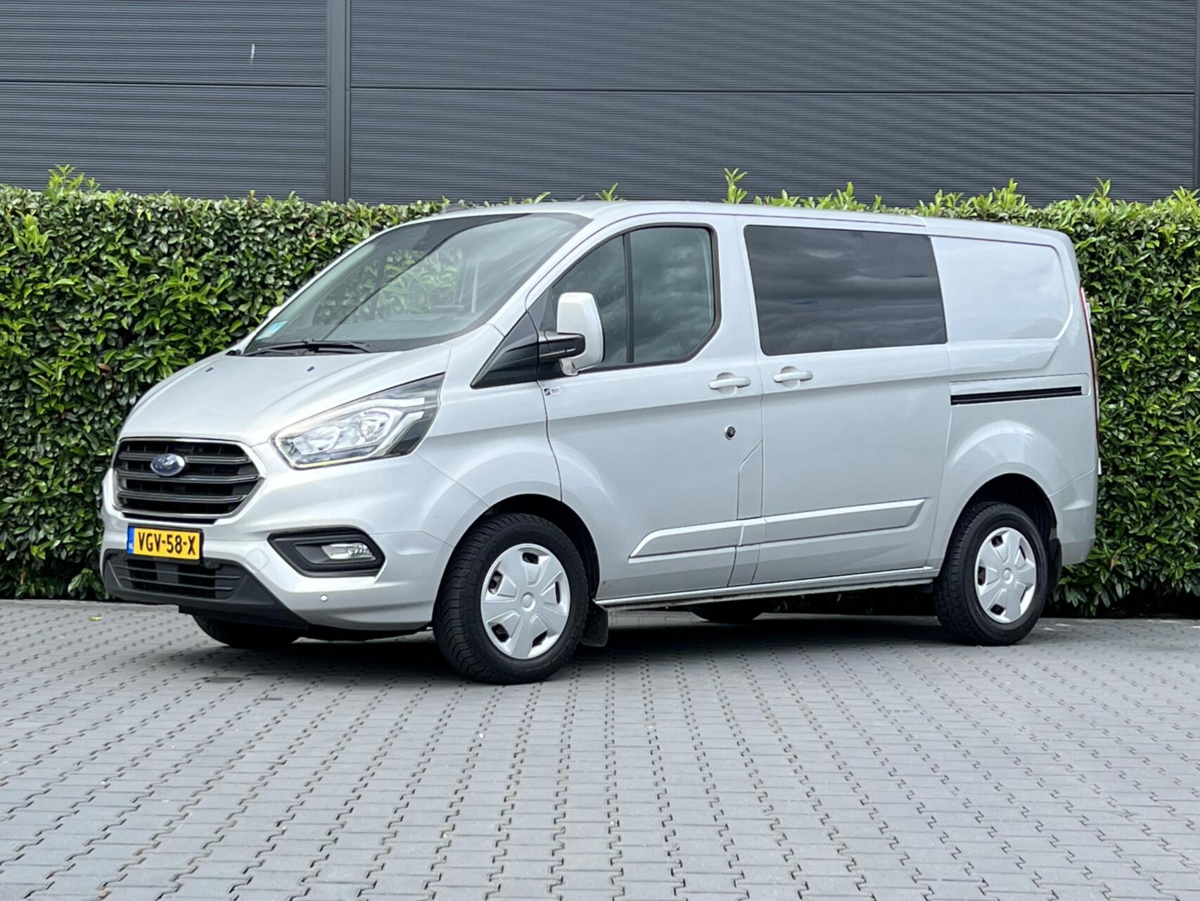 Ford Transit Custom 300 2.0 TDCI L1H1 Limited DC, DUBBEL CABINE, AIRCO, NAVIGATIE, CRUISE CONTROL, CAMERA, DUBBELE SCHUIFDEUR, LICHTMETAAL 16" 2020 - voorkant