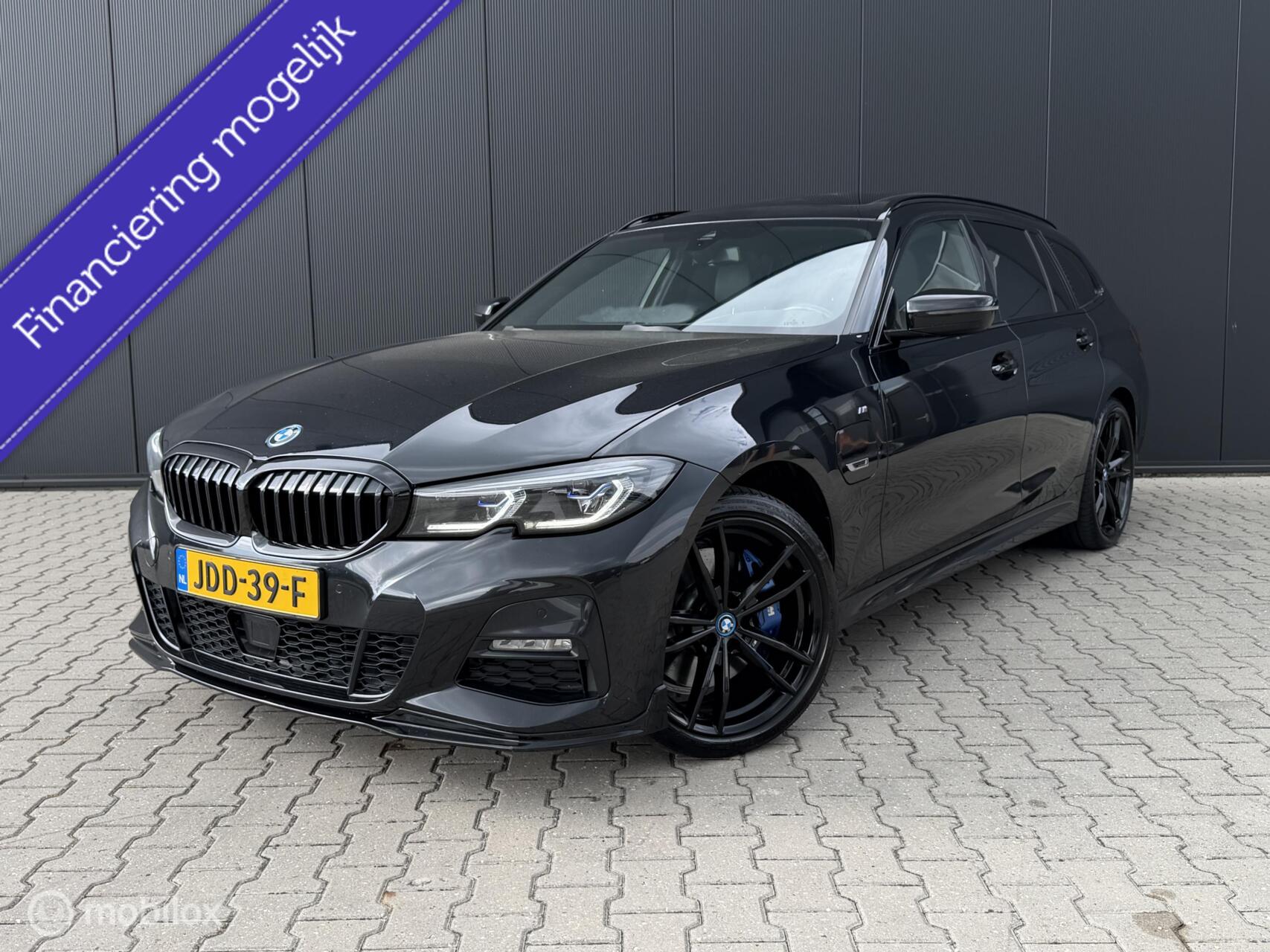 BMW 330e xDrive 330e Touring xDrive M-pakket/Laser/Pano/Trekhaak/ACC/19 inch 2021 - voorkant