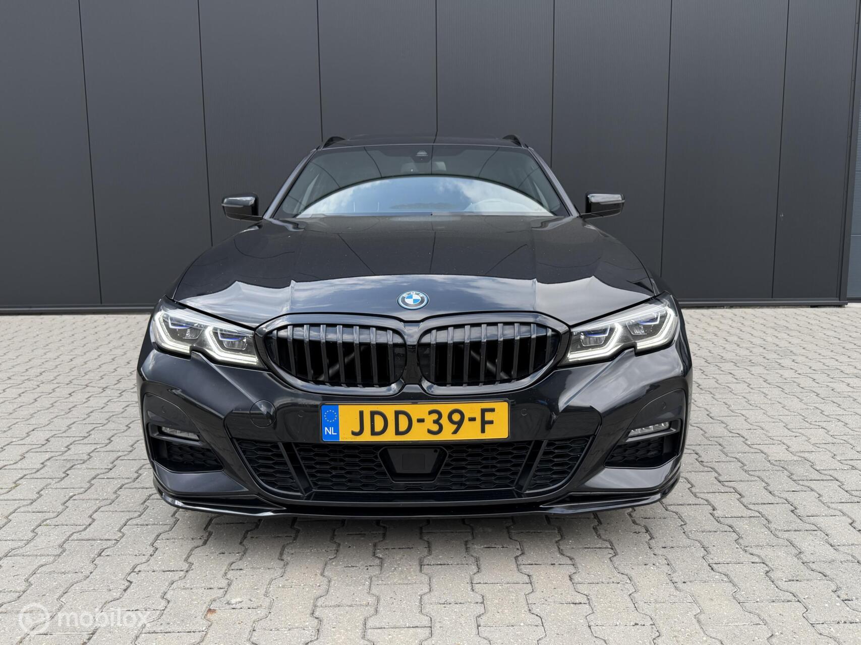 Foto van BMW 330e xDrive