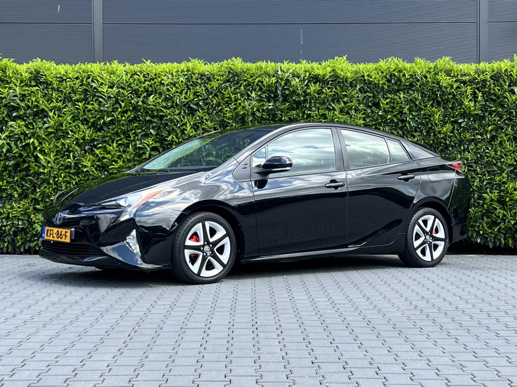 Toyota Toyota Prius 1.8 Dynamic, JBL-SOUND, LEDER, CRUISE CONTROL, CLIMATE CONTROL, STOELVERWARMING, CAMERA, DODEHOEK, LICHTMETAAL 17" 2017 - voorkant
