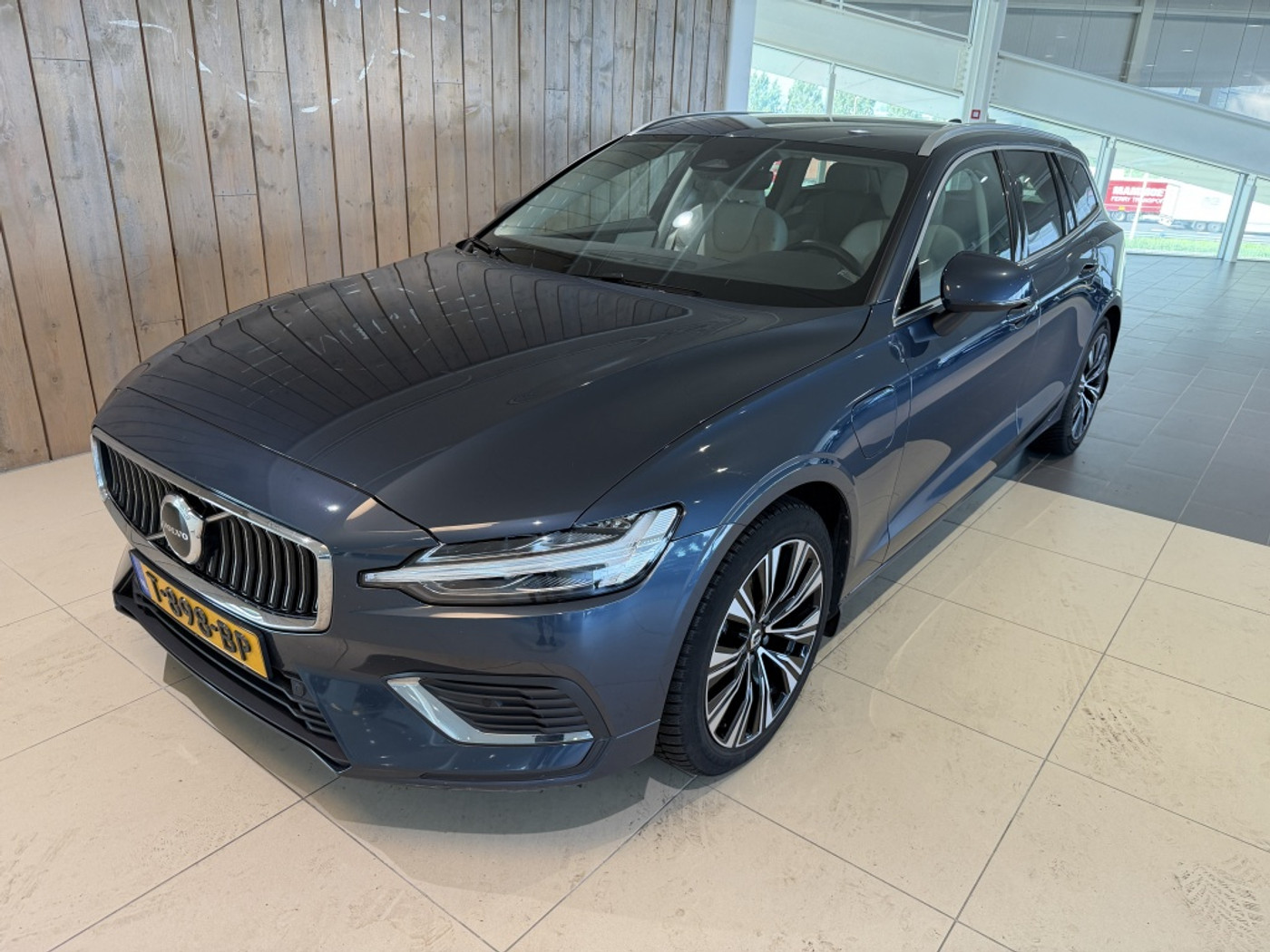 Volvo V60 2.0 T6 Plug-in Hybrid AWD Plus Bright 2023 - voorkant