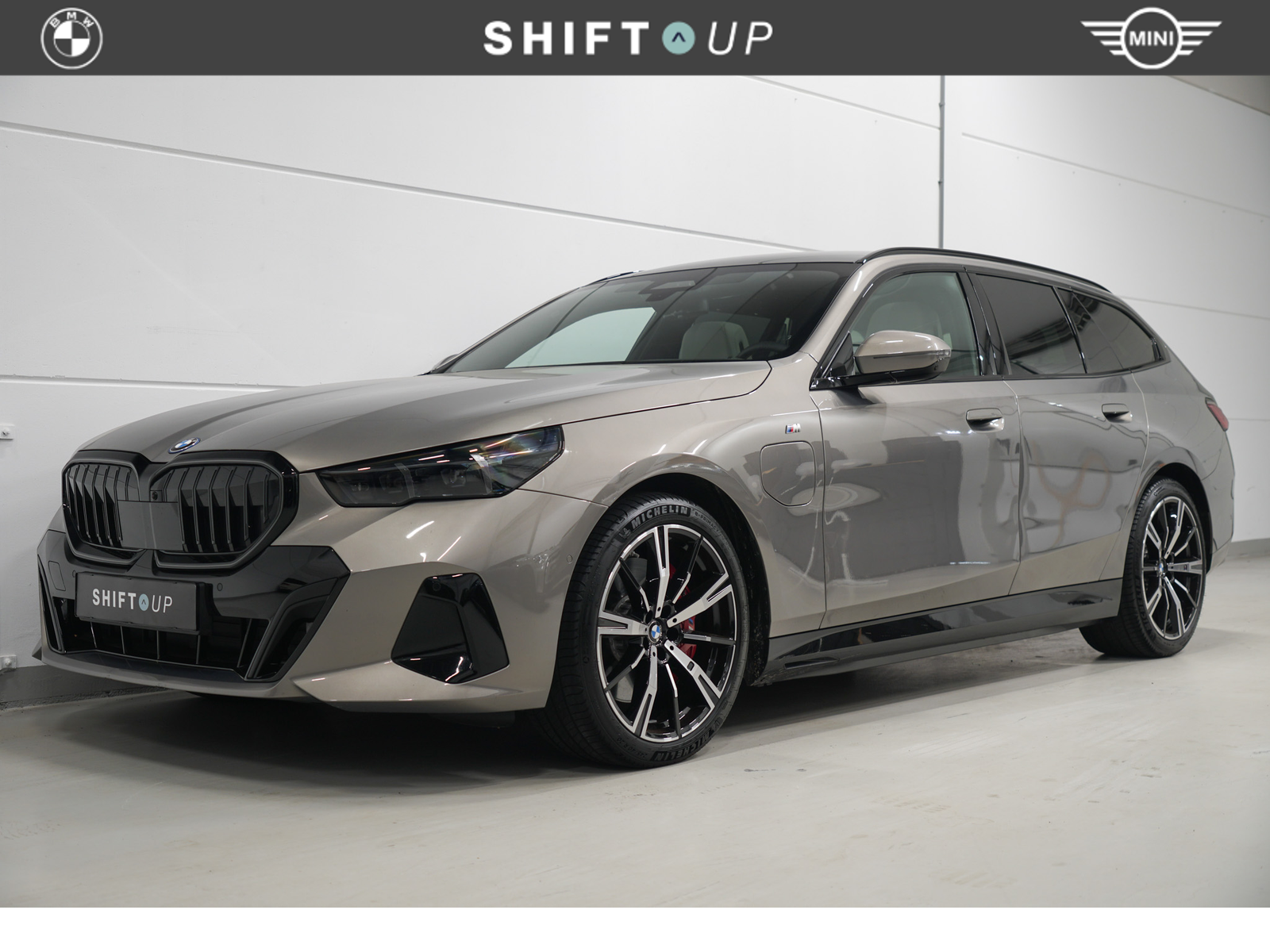 BMW 5-serie Touring 550e xDrive M-Sport Bowers Wilkins | Panoramadak | Stoelventilatie | Alcantara Hemel 2025 - voorkant