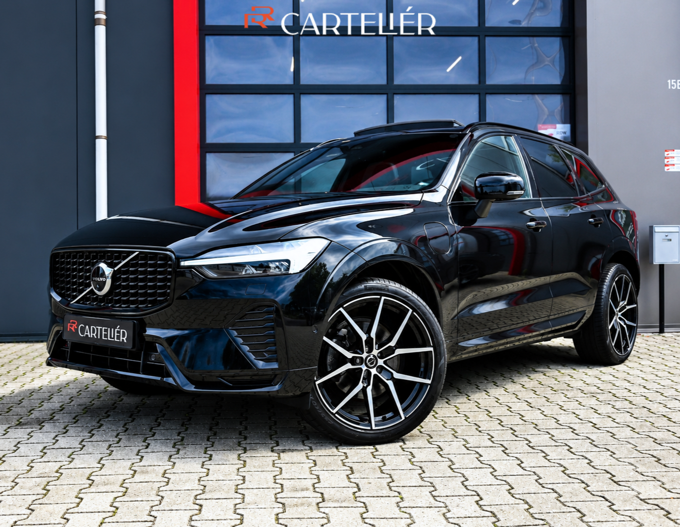 Volvo Xc60 2.0 T6 R-Design AWD 398PK Long Range | Pano | Orrefors | 360 | Harmon Kardon | Keyless | ACC | Stoelverwarming voor+achter | Memory | Leder | Carplay | Trekhaak | Stuurwielverwarming | Digital Dash | Full Black | 21'' | Ambient | Led 2023 - voorkant