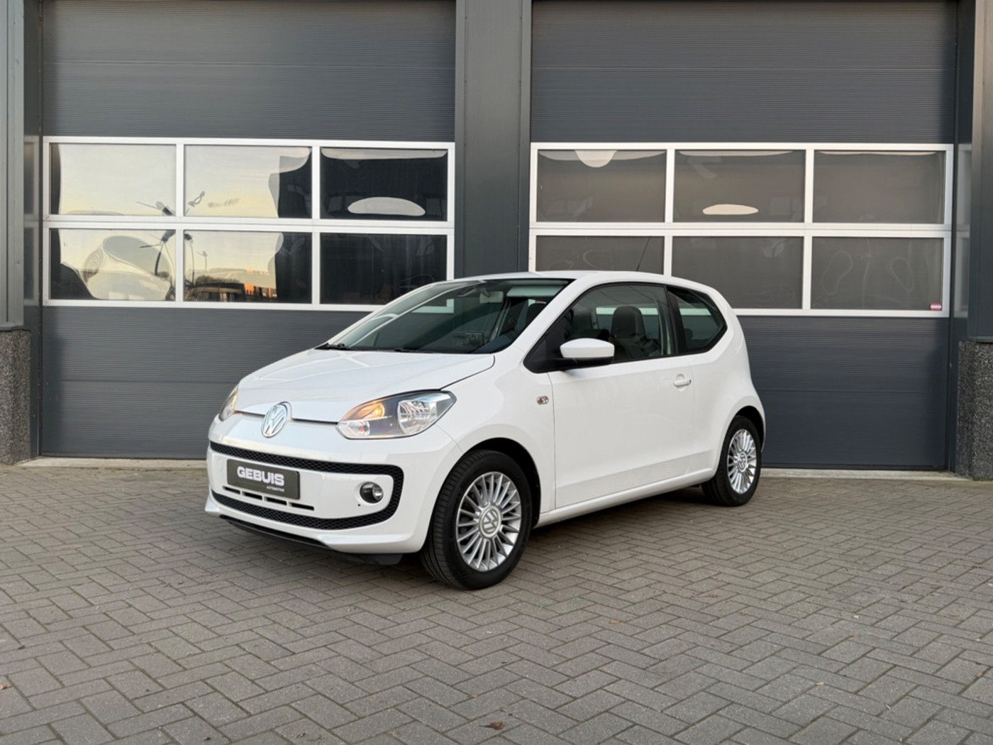Volkswagen Up 1.0 high up! *Navi*Bluetooth*Elektr. Ramen* 2012 - voorkant