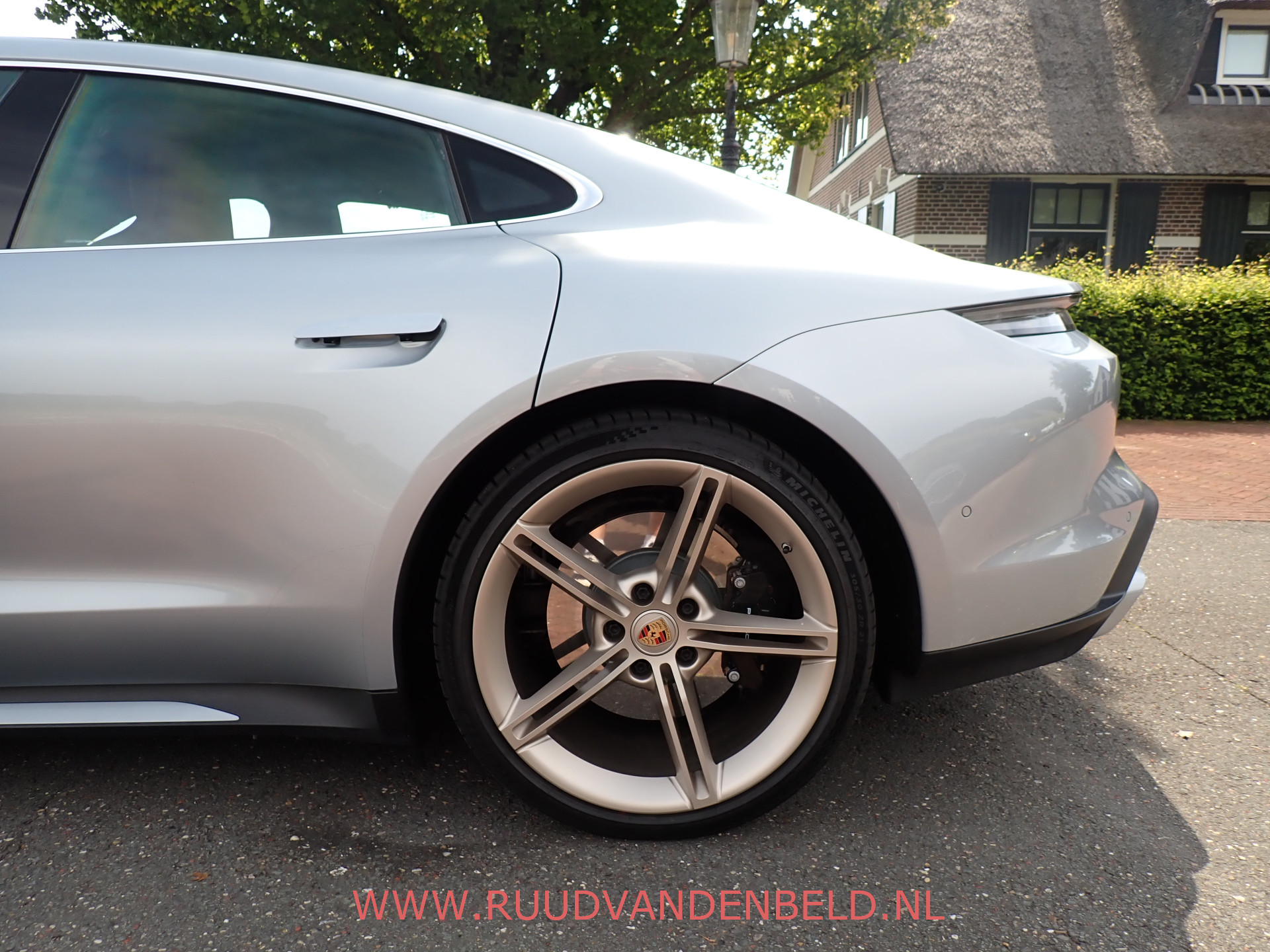 Foto van Porsche Taycan Turbo