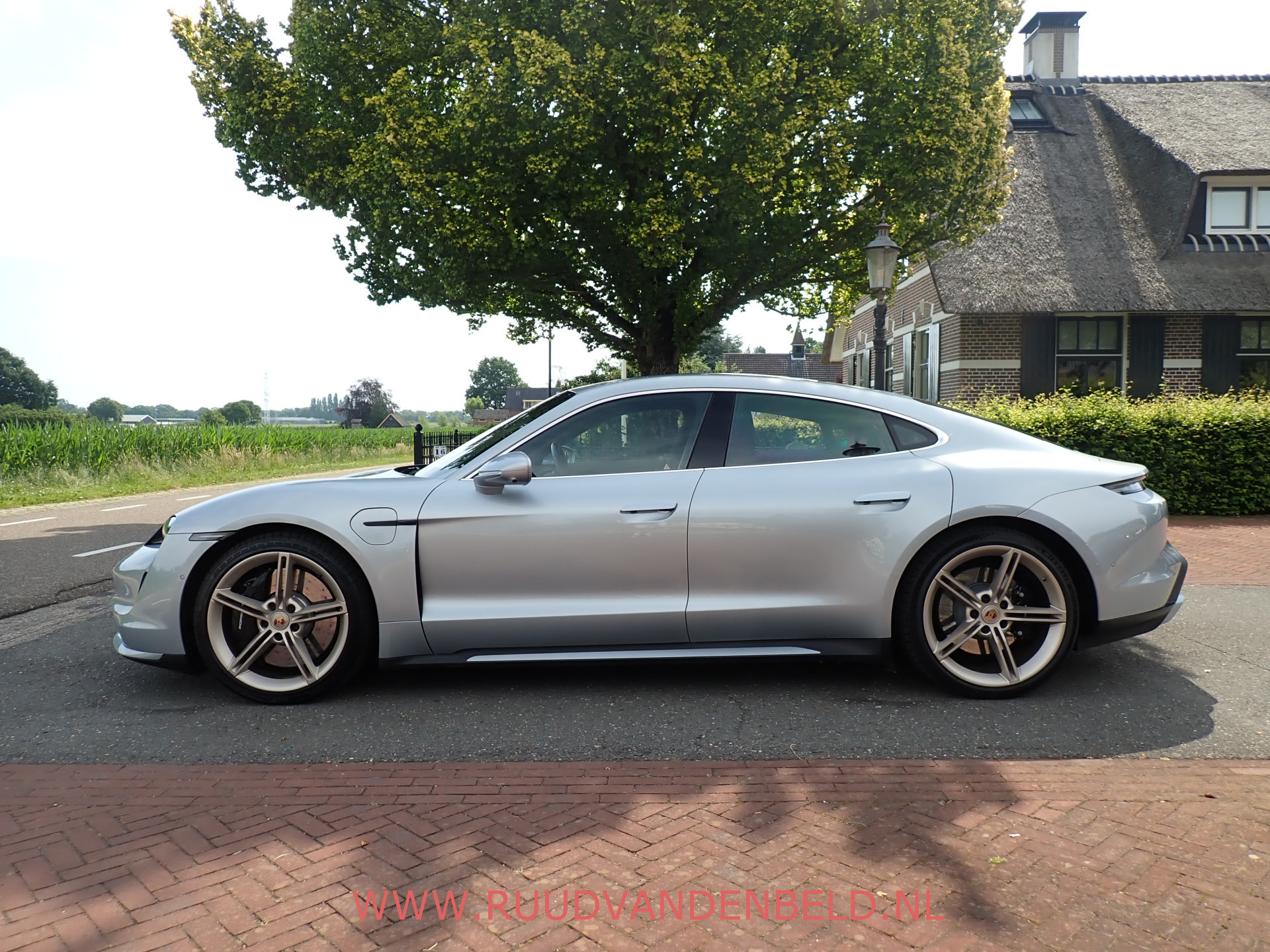 Foto van Porsche Taycan Turbo