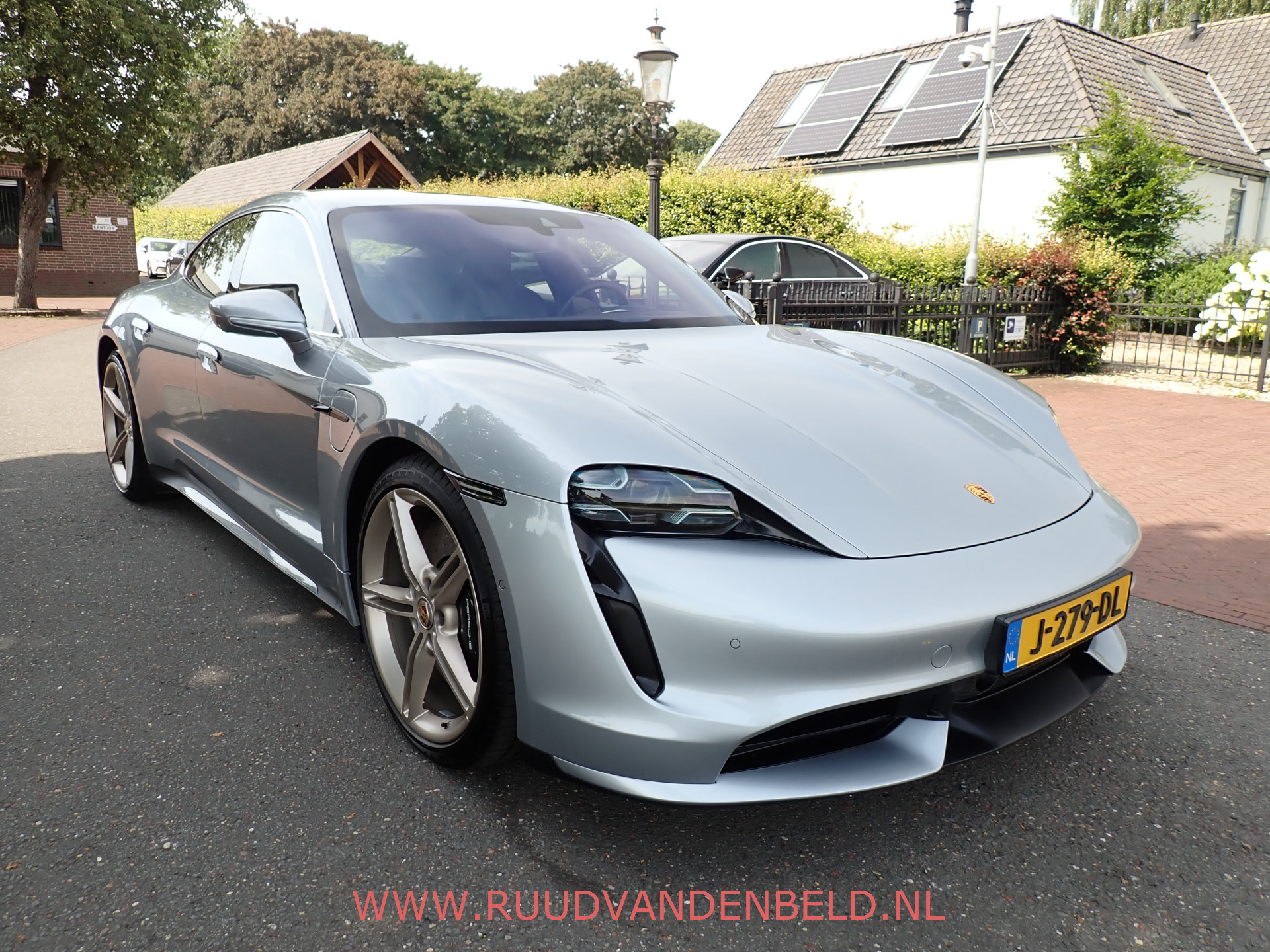 Foto van Porsche Taycan Turbo
