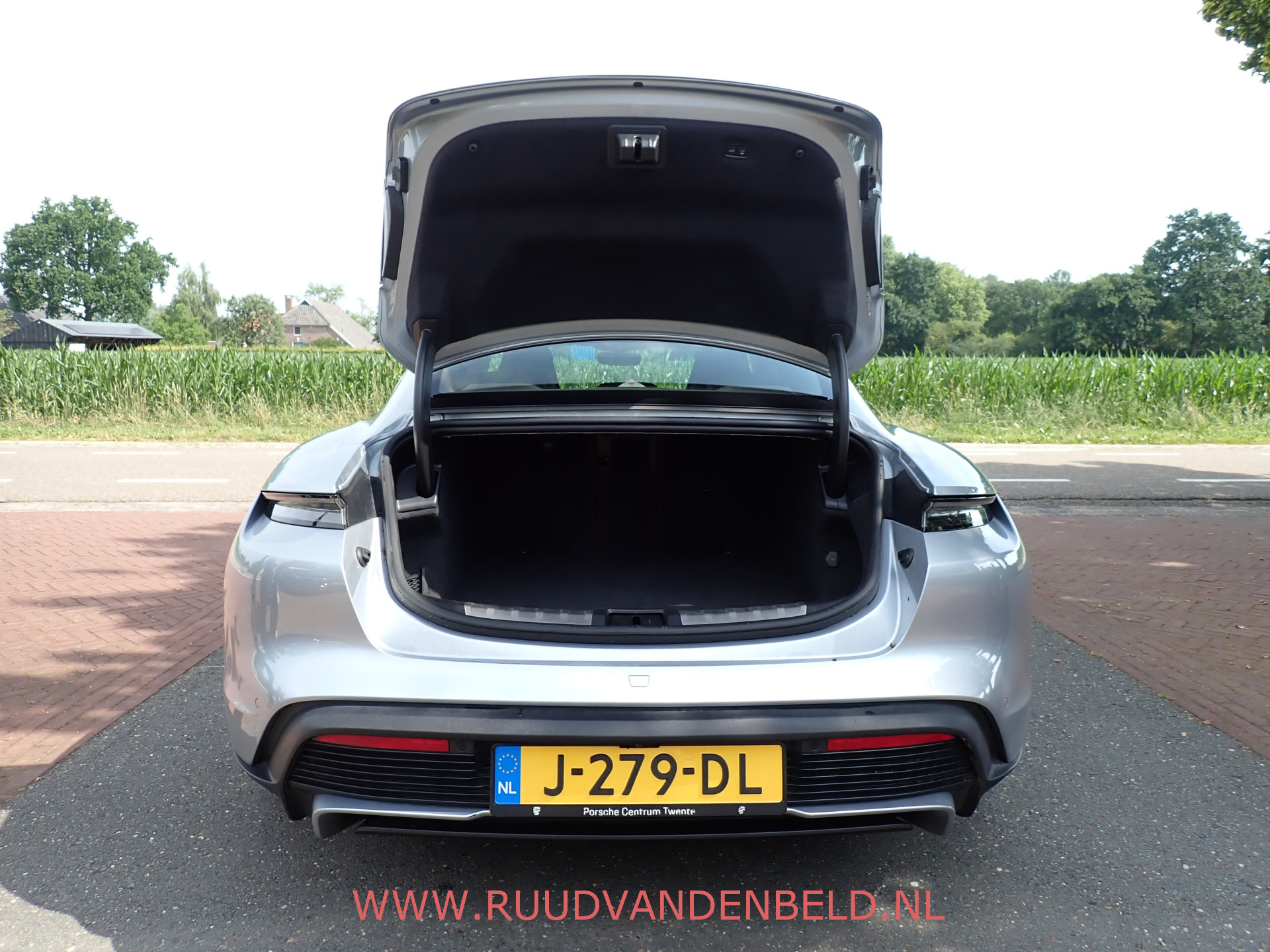 Foto van Porsche Taycan Turbo