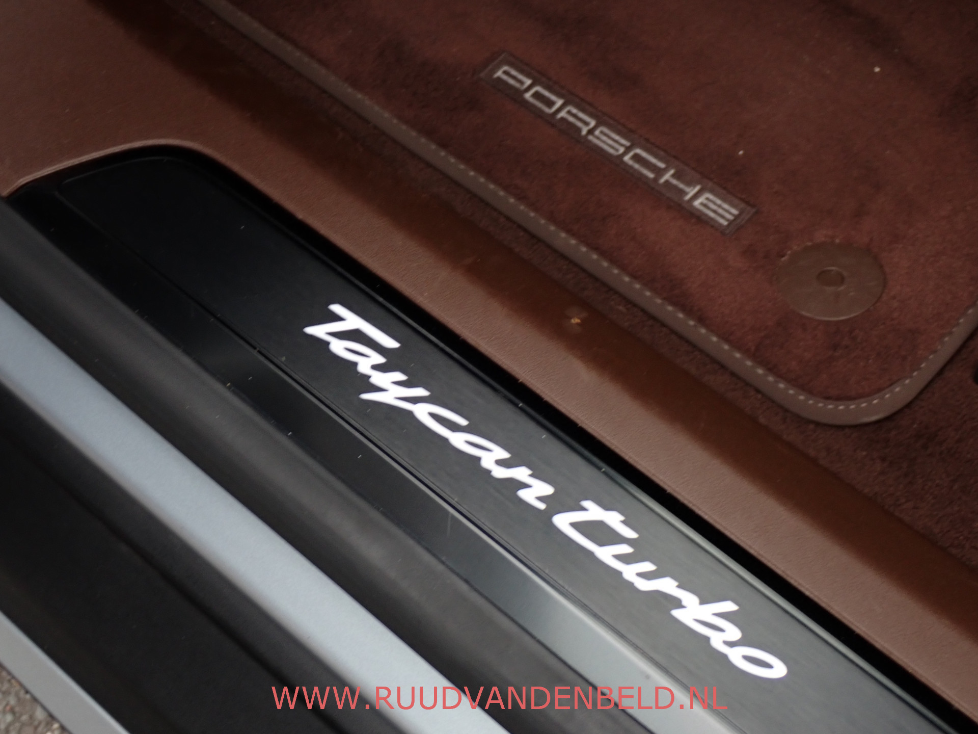 Foto van Porsche Taycan Turbo