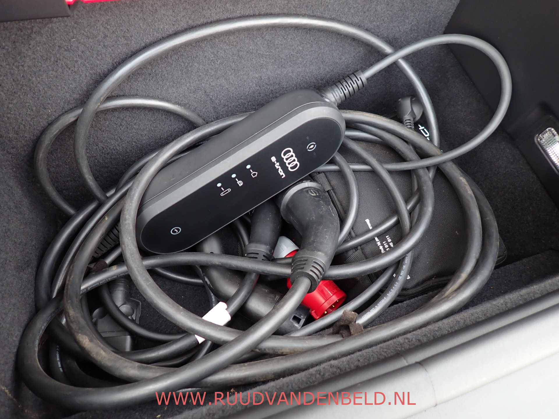 Foto van Porsche Taycan Turbo