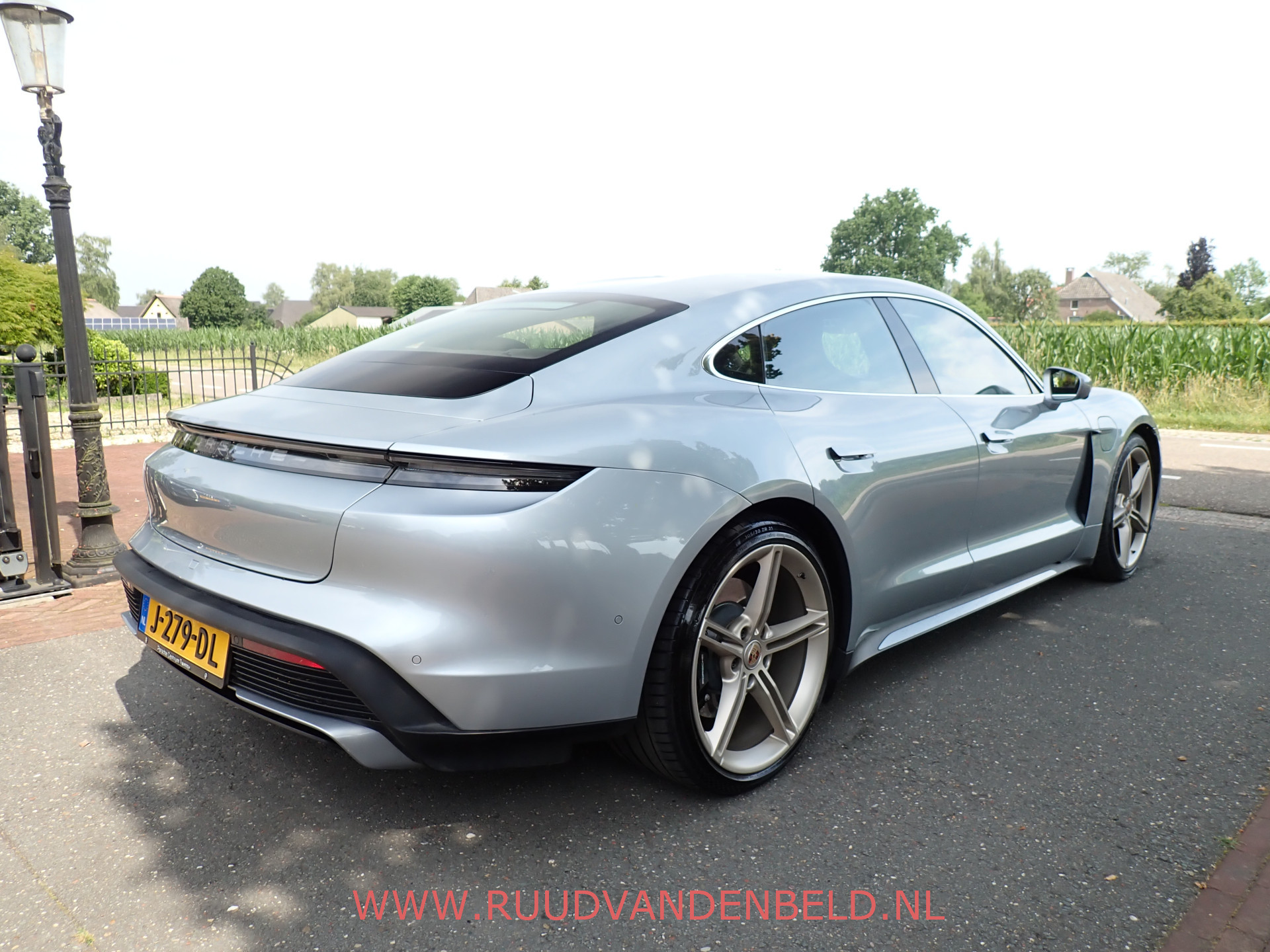 Foto van Porsche Taycan Turbo