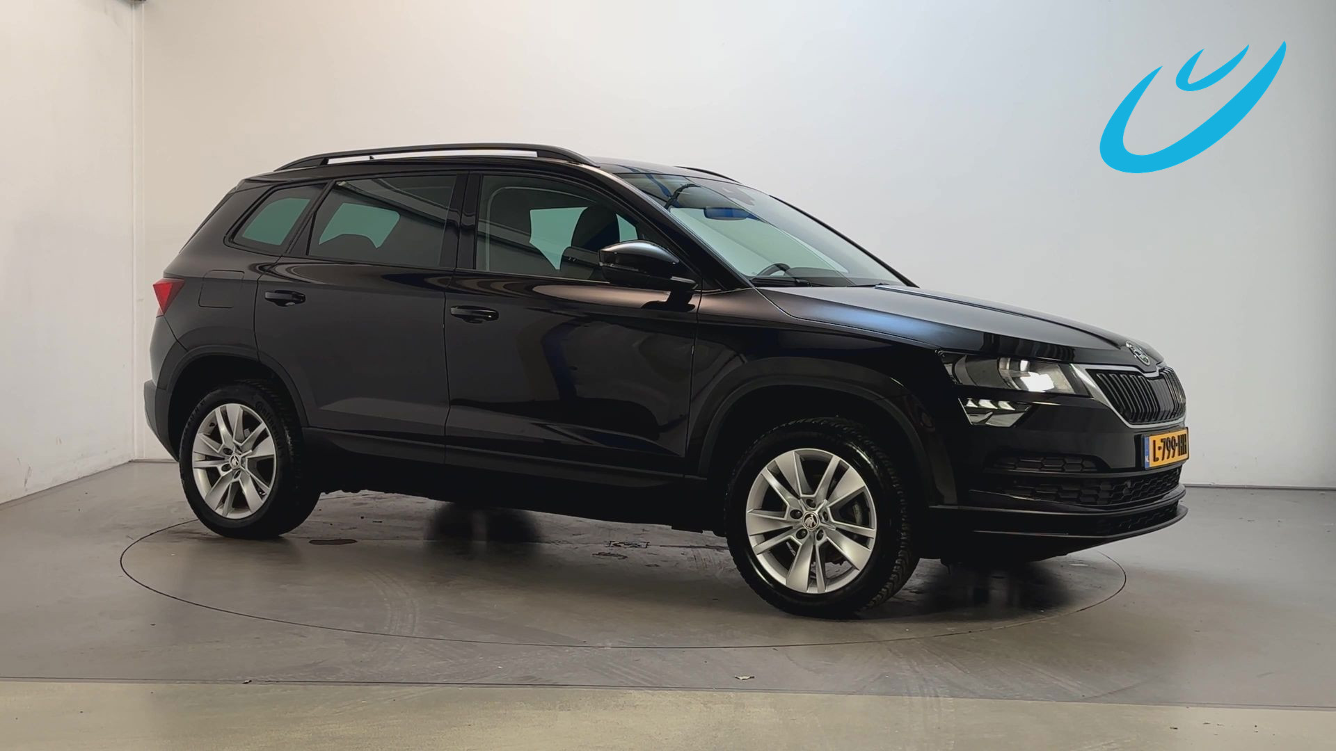 Skoda Karoq 1.0 TSI Business Edition Stoelverwarming Adaptive Cruise Navigatie Parkeersensoren 2021 - voorkant