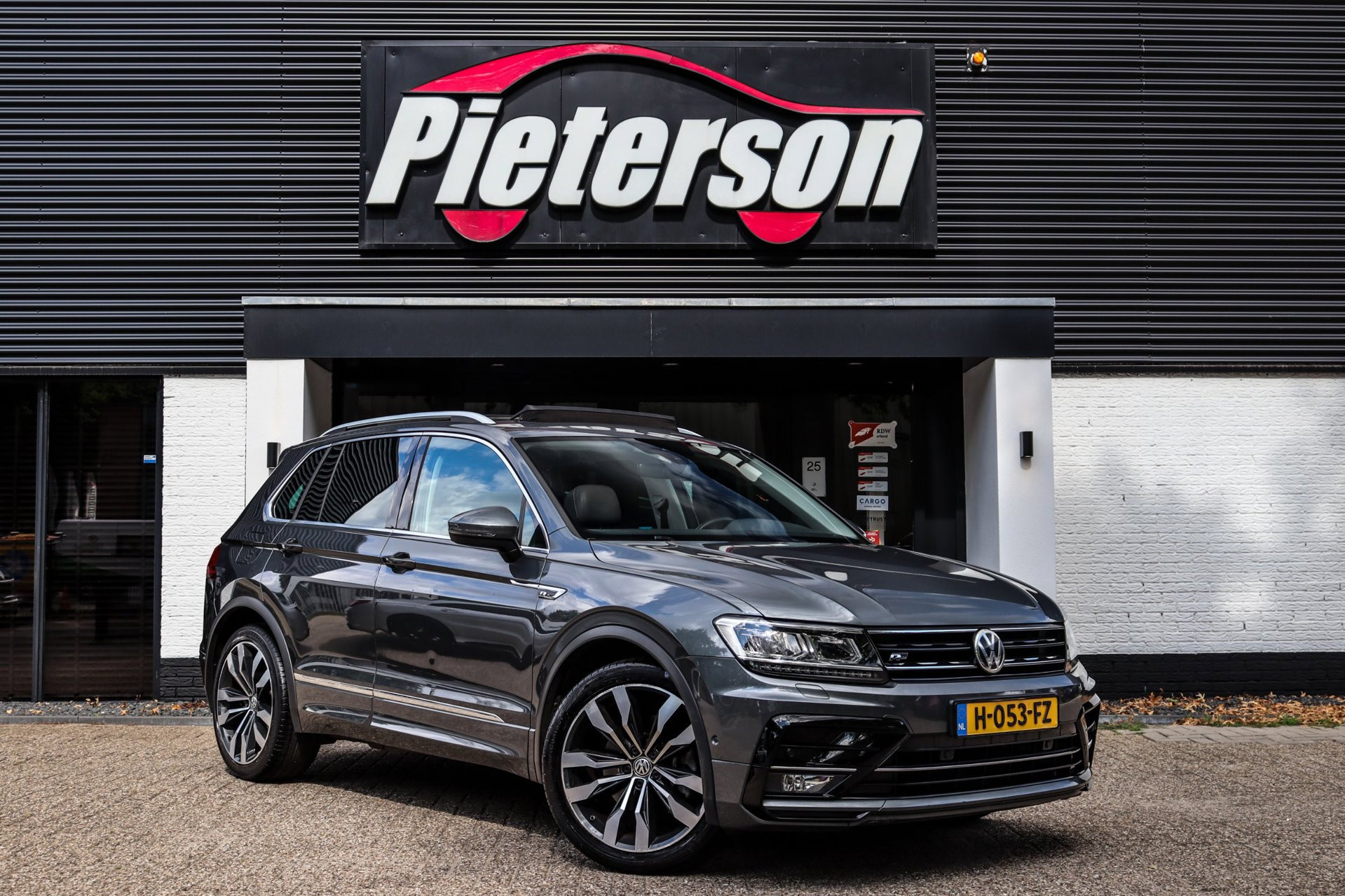 Volkswagen Tiguan 2.0 TSI 4Motion R-Line PANO ACC VIRTUAL 2019 - voorkant