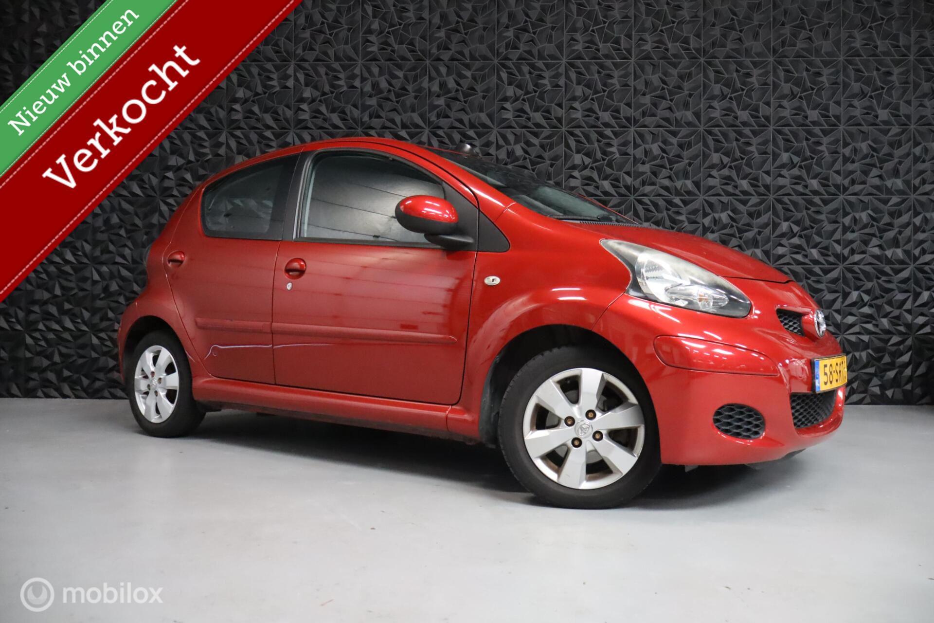 Toyota Toyota Aygo 1.0-12V Aspiration Red Navigator | Elektr. ramen 2011 - voorkant