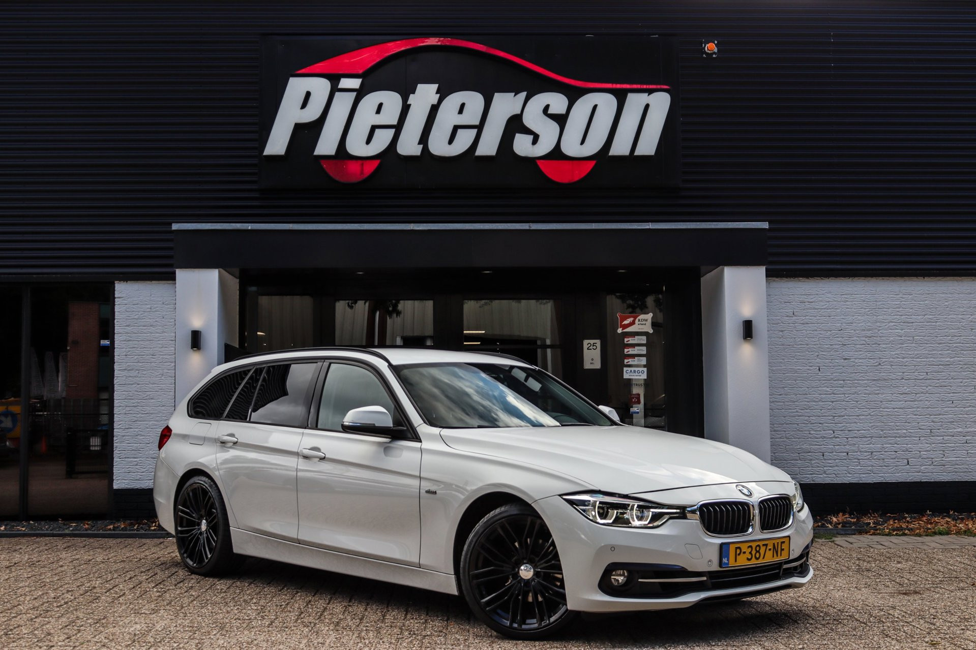 BMW 318i 318i Sport Line FACELIFT CLIMA STOELVER 2016 - voorkant