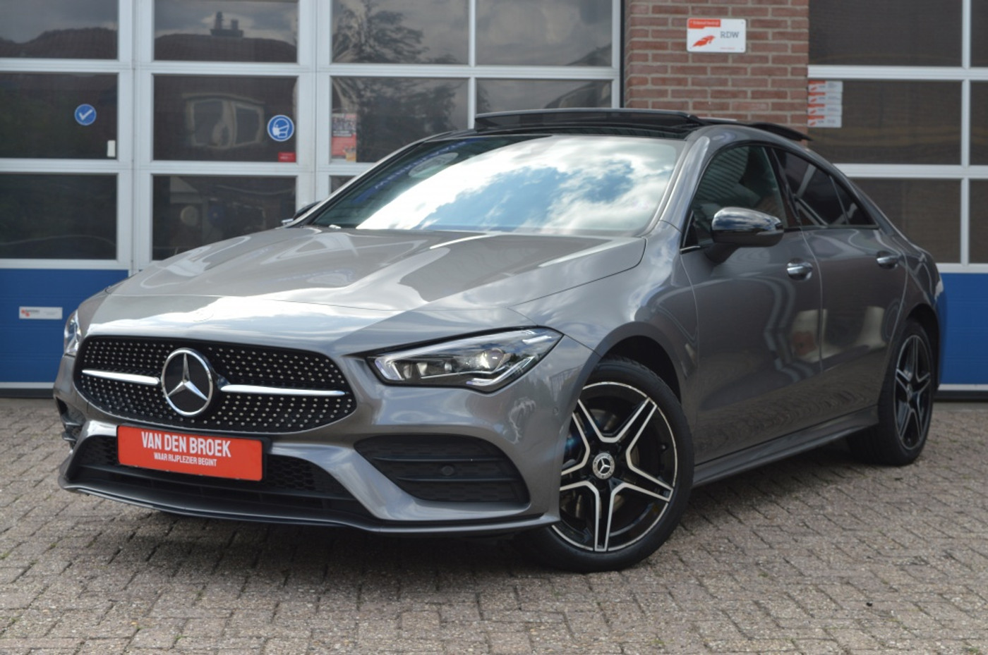Mercedes-Benz Cla 250 E 250 e AMG | HYBRID - PANODAK - CAMERA 2022 - voorkant