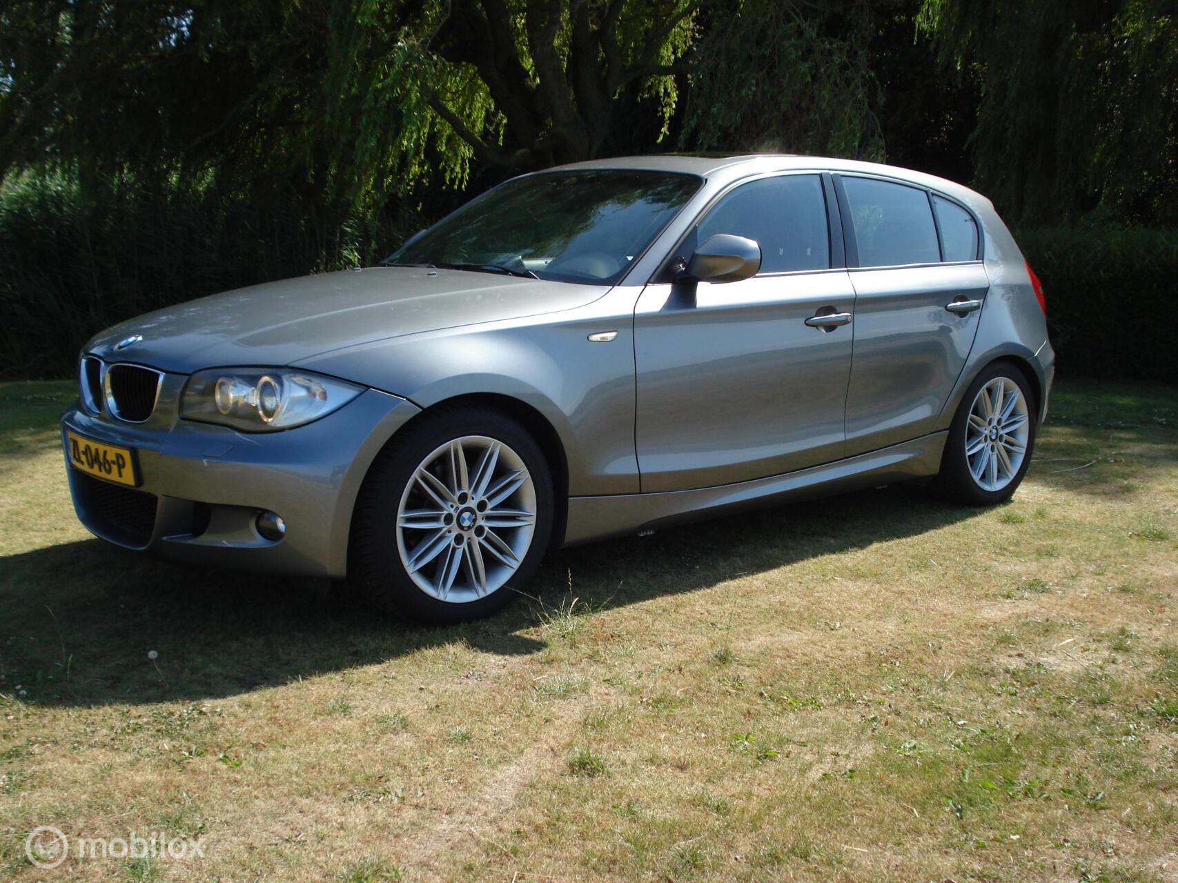 BMW 1er Reihe 118i EffDyn. Ed. Business Line Ultimate Edition 2011 - voorkant