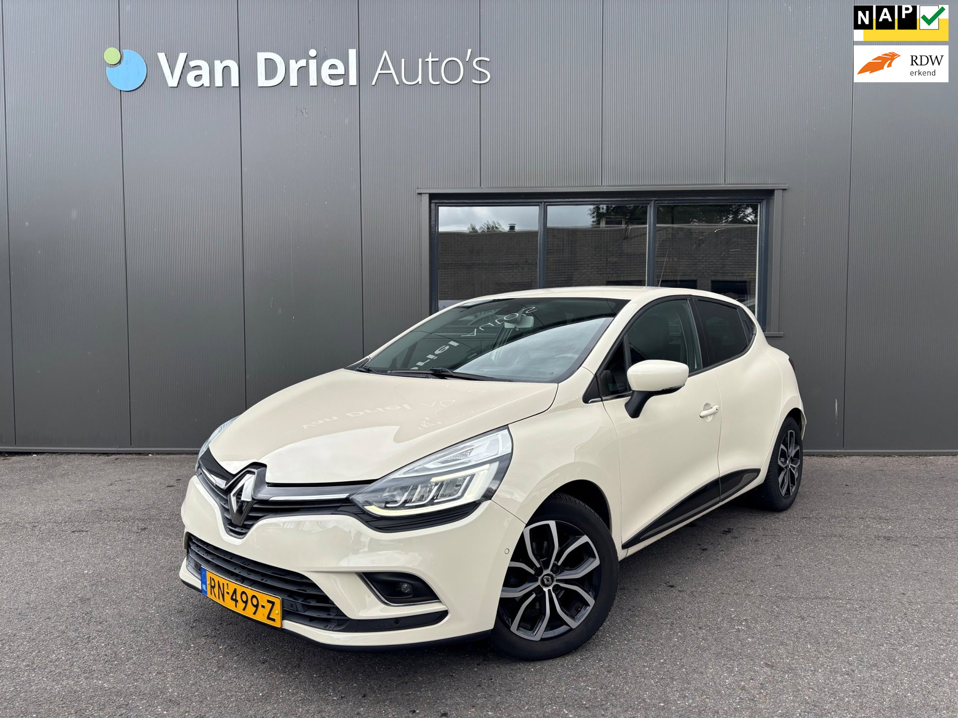 Renault Clio TCe 90 Intens / Navigatie / Parkeersensoren + Camera! 2018 - voorkant
