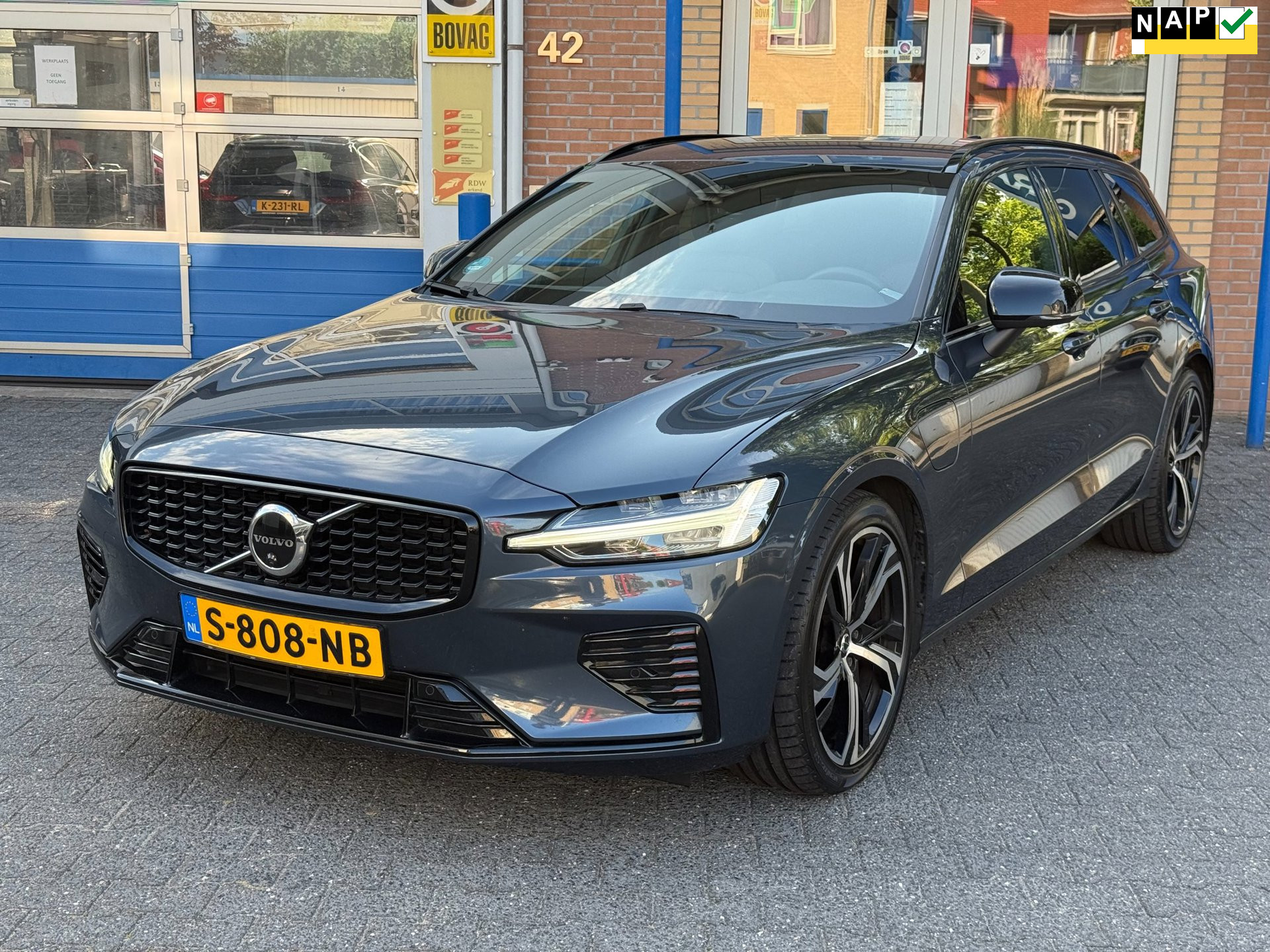 Volvo V60 2.0 T6 Plug-in hybrid AWD Plus Dark | Long Range| Trekhaak | Stoelverw. Voor + Achter| 360 camera | Eelktr. stoel + geh. 2023 - voorkant