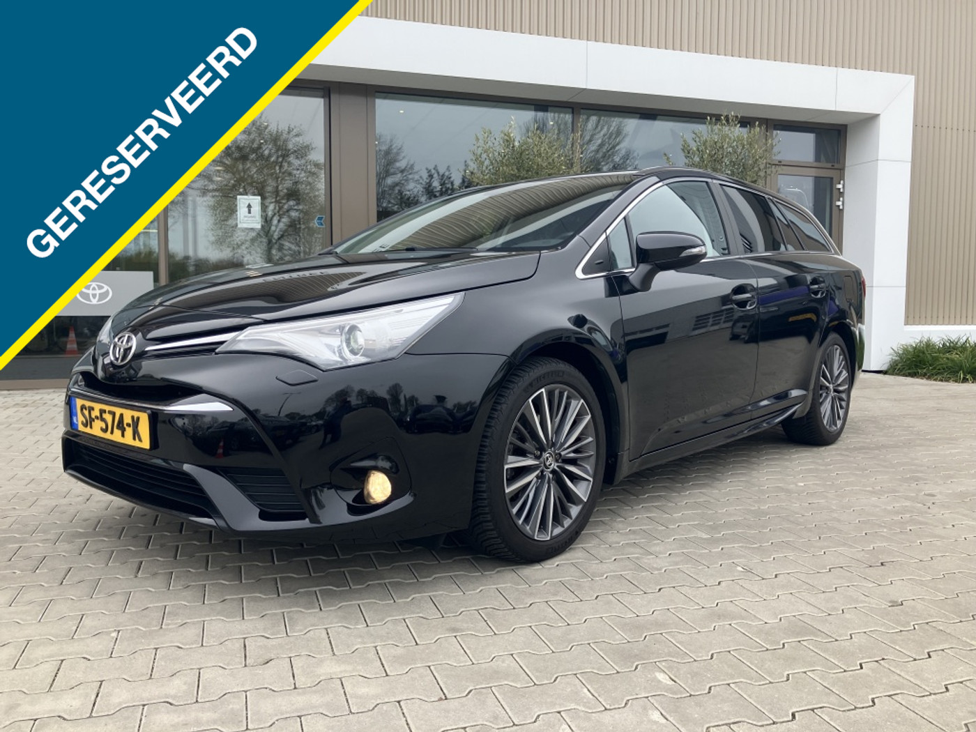 Toyota Toyota Avensis 1.8 VVT-i Executive | Leder | Navigatie | Stoelverw 2017 - voorkant
