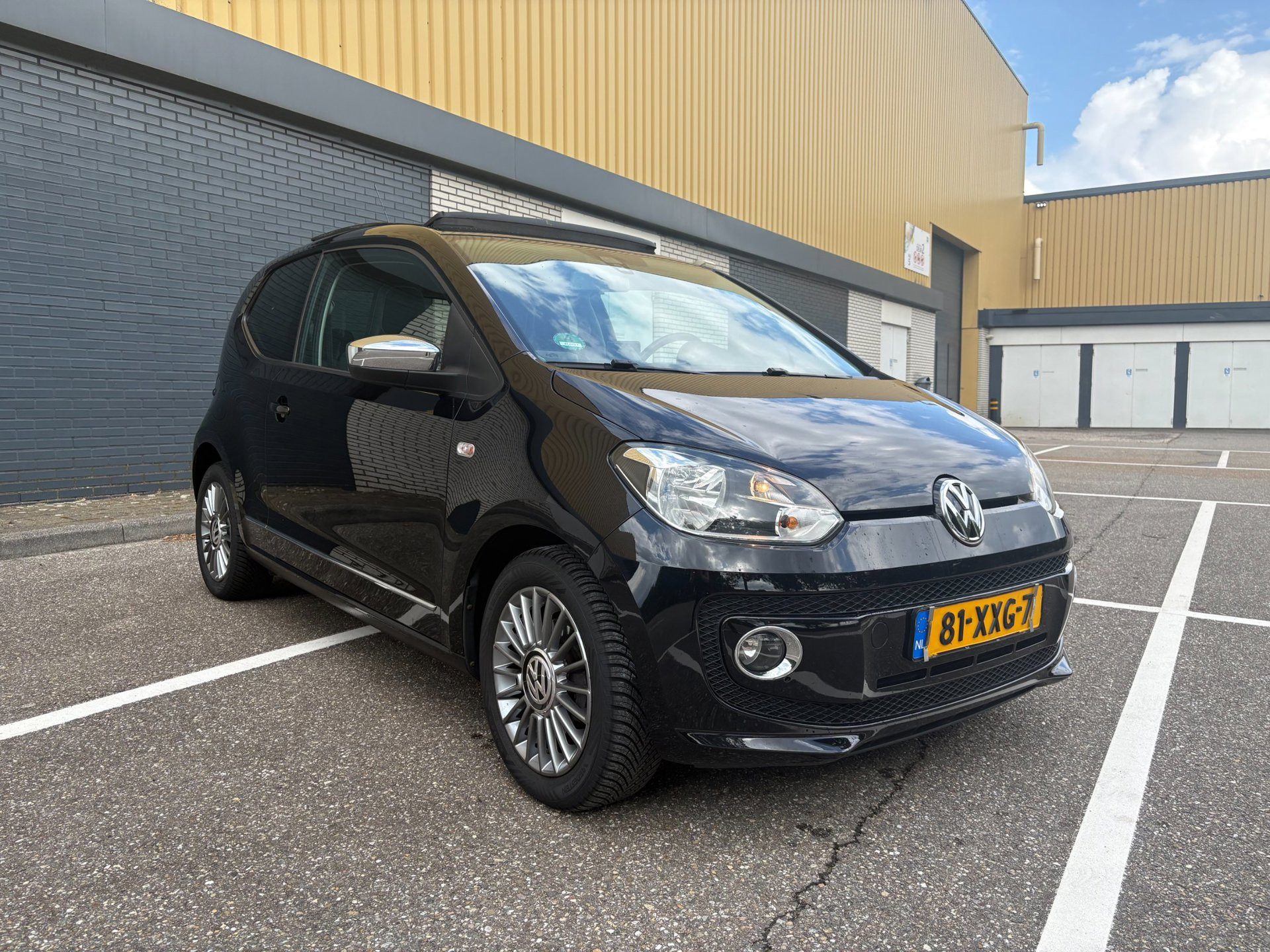 Volkswagen Up 1.0 high up! BlueMotion / Pano/ Trekhaak/ Cruise / NAV / LM Velgen 2012 - voorkant