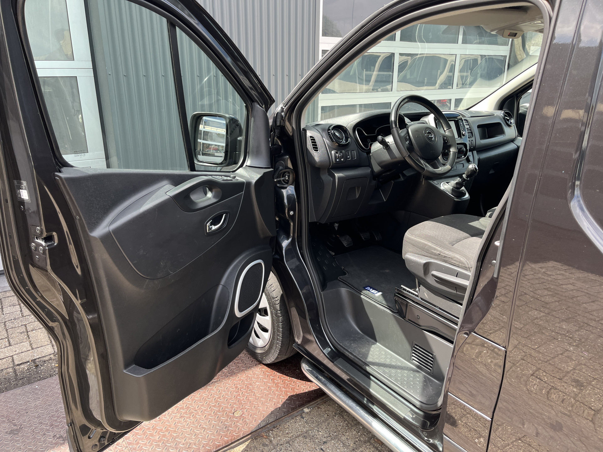 Foto van Opel Vivaro-b