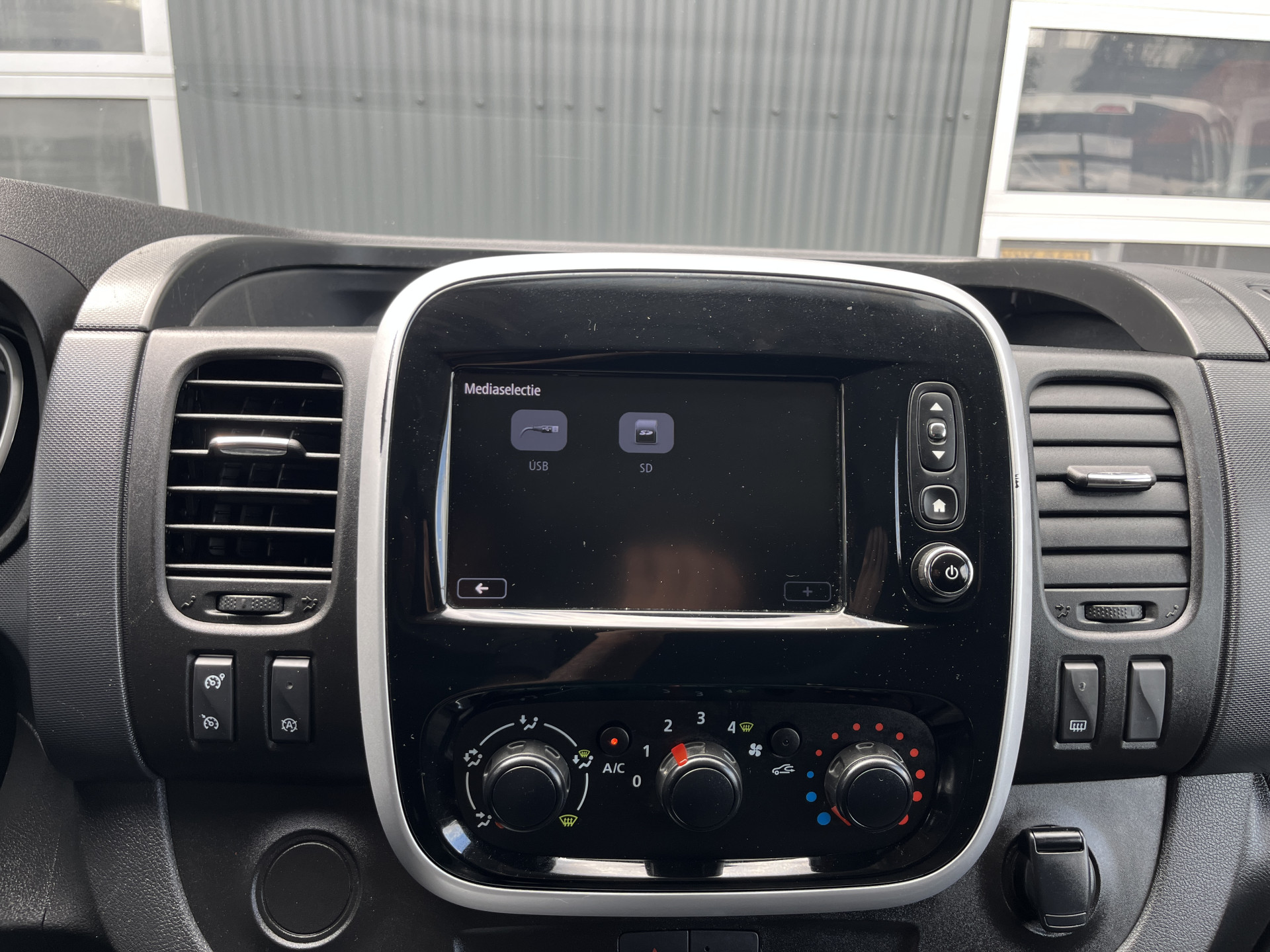 Foto van Opel Vivaro-b