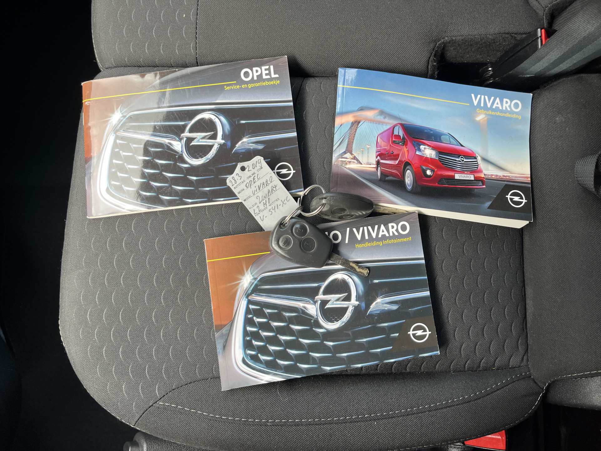 Foto van Opel Vivaro-b