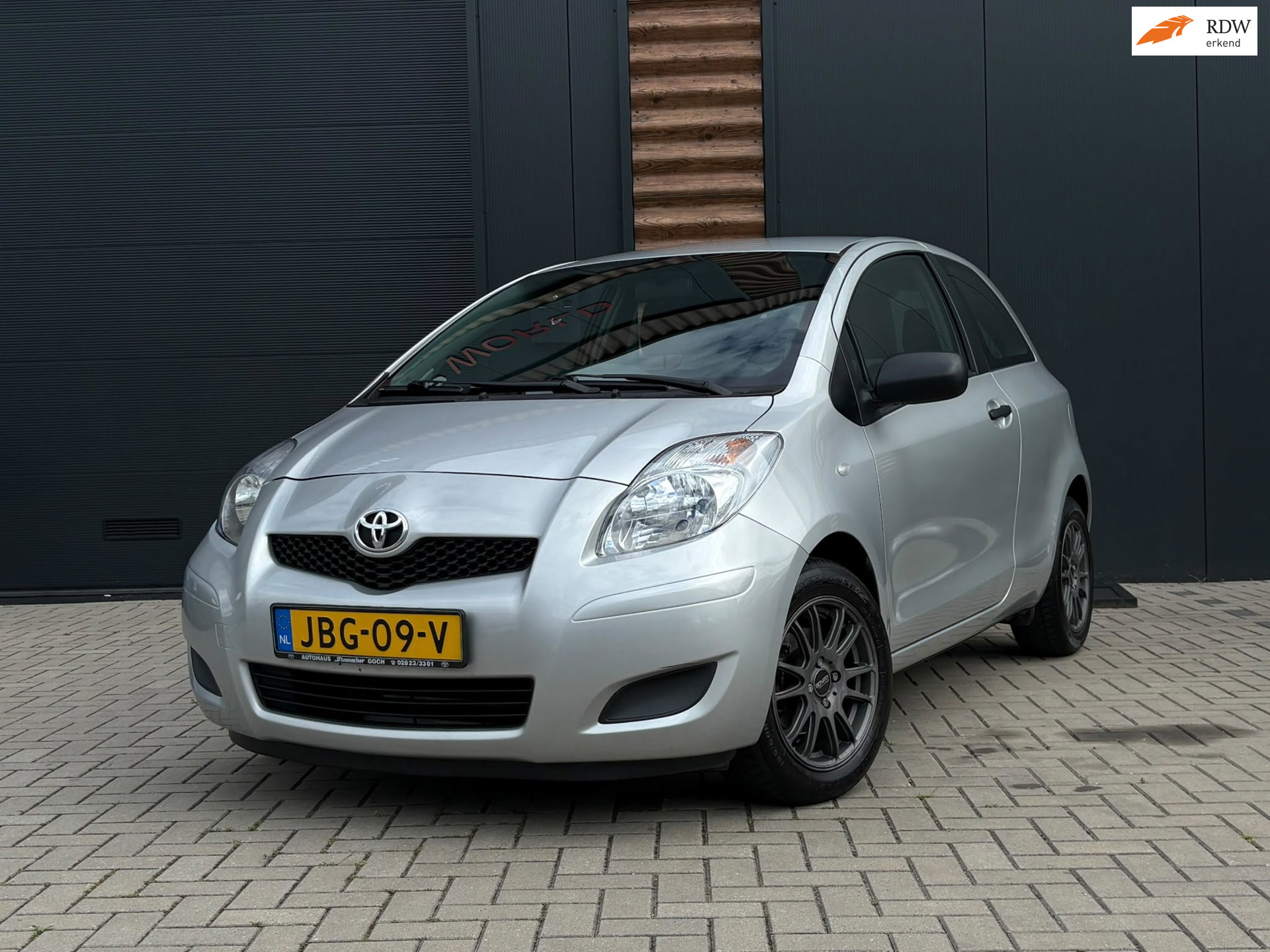 Toyota Toyota Yaris 1.0 VVTi Acces UNIEKE KILOMETERSTAND VAN 85000 NWSTAAT 2009 - voorkant