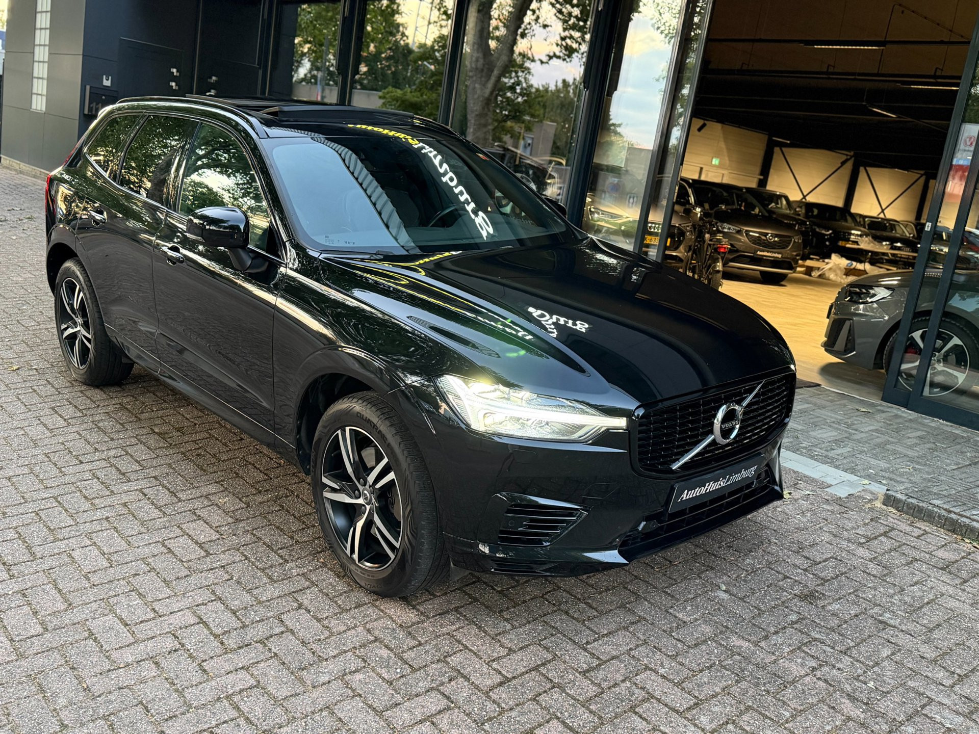Volvo Xc60 2.0 Recharge T6 AWD R-Design|Pano|Camera|CarPlay|Zwart-Zwart 2021 - voorkant