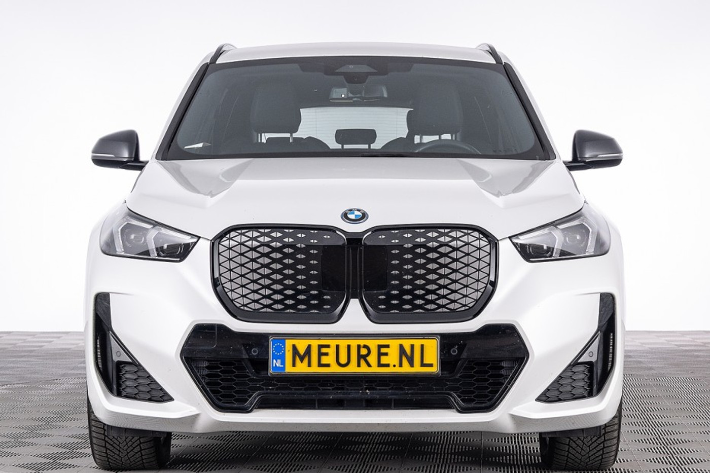 Foto van BMW Ix1