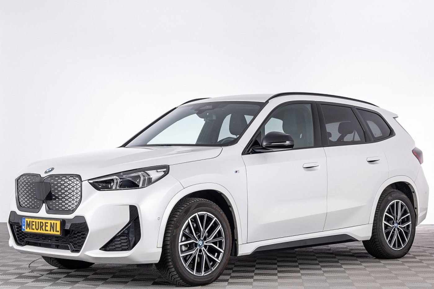 Foto van BMW Ix1