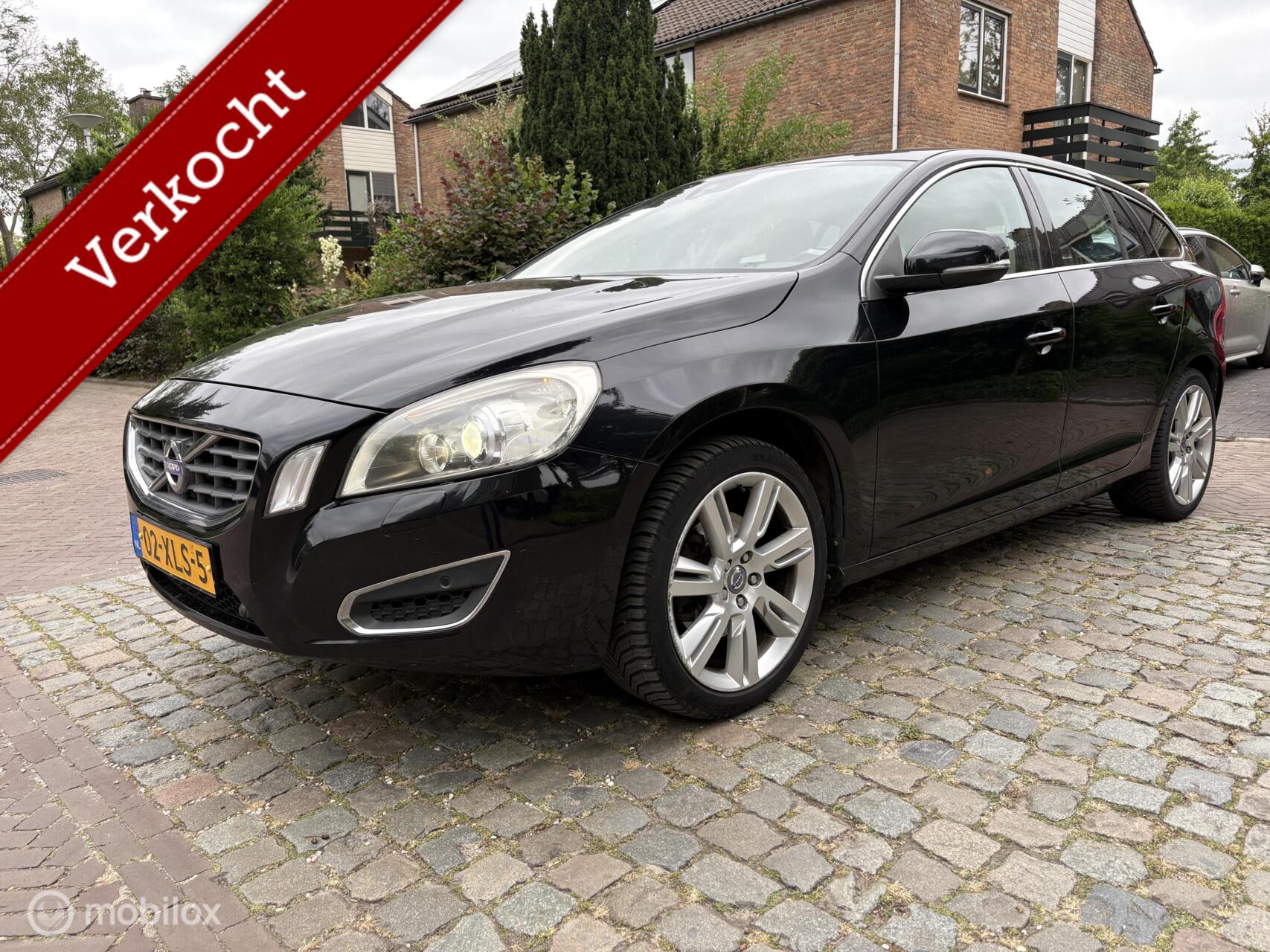 Volvo V60 1.6 T3 Summum ECC/NAVI/LEDER/XENON/DAK/PDC/18''/ 2012 - voorkant