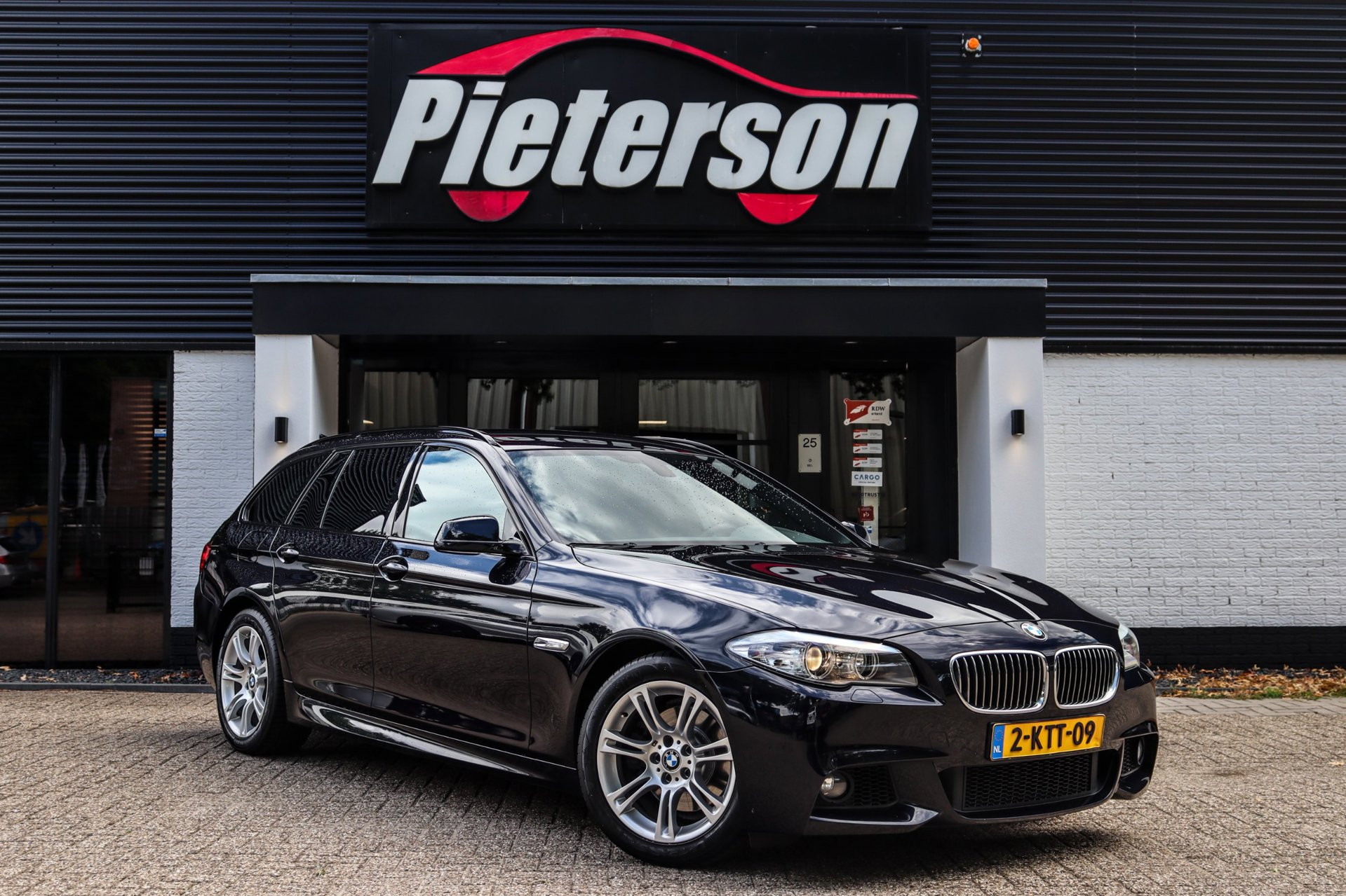BMW 5er Reihe 520i M-Pakket NAP ORIGINEEL NL TREKHAAK 2013 - voorkant