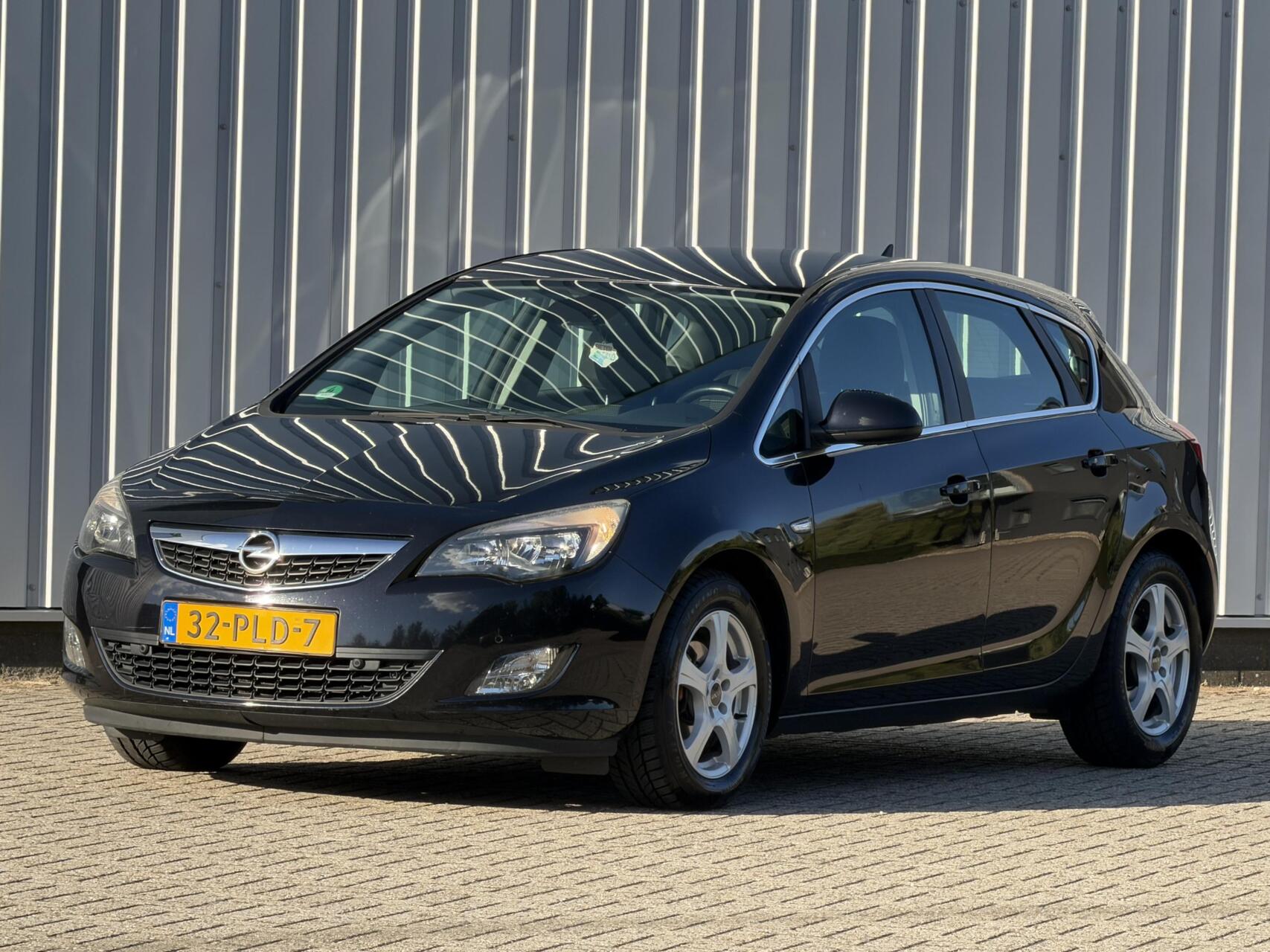 Opel Astra 1.4 Turbo Cosmo airco inruil mogelijk 2011 - voorkant