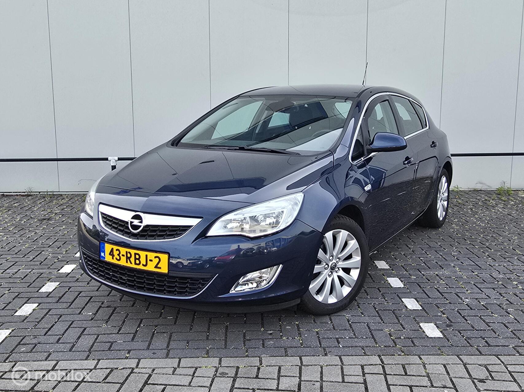 Opel Astra 1.4 Turbo Cosmo apk 04-2027! 2011 - voorkant