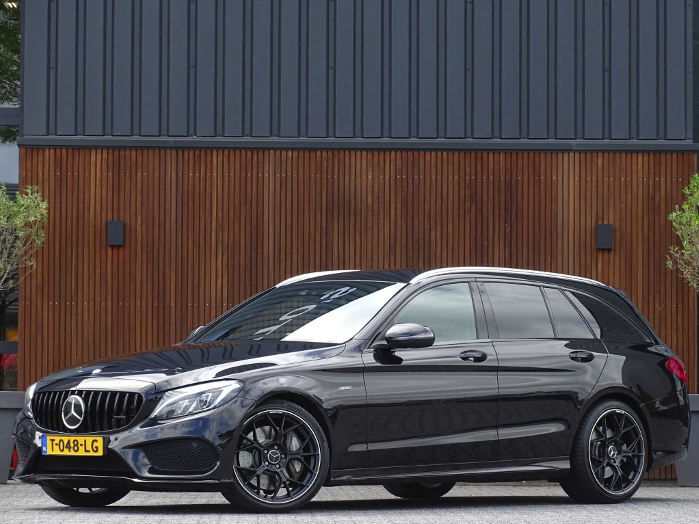 Mercedes-Benz C 450 4Matic 450 367PK V6 AMG 4-MATIC / Burmester / Alcanatara / Distronic / 2015 - voorkant