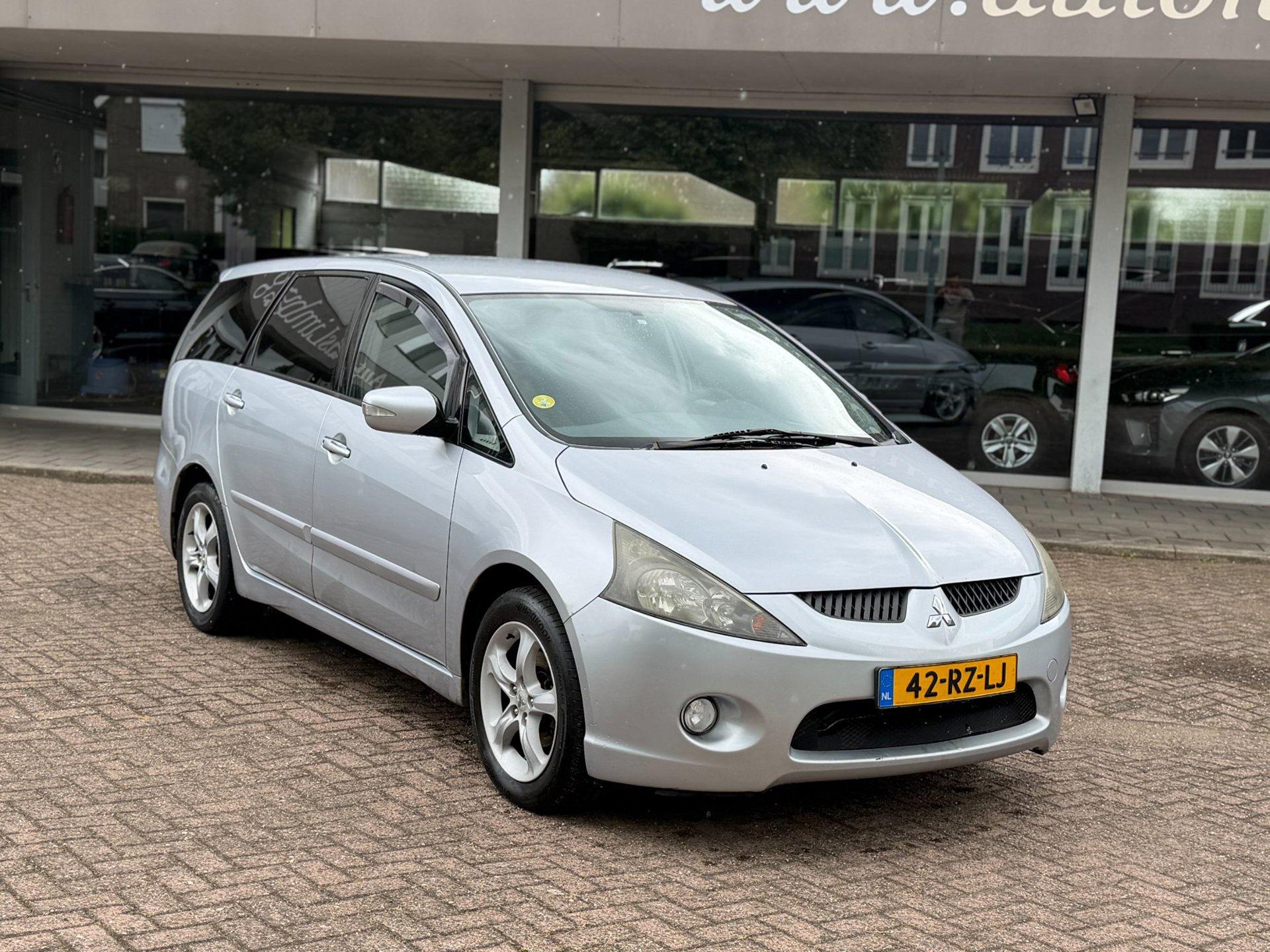 Mitsubishi Mitsubishi Grandis 2.4-16V Intense|Nieuwe APK|7 Persoons|Set winterwielen 2005 - voorkant