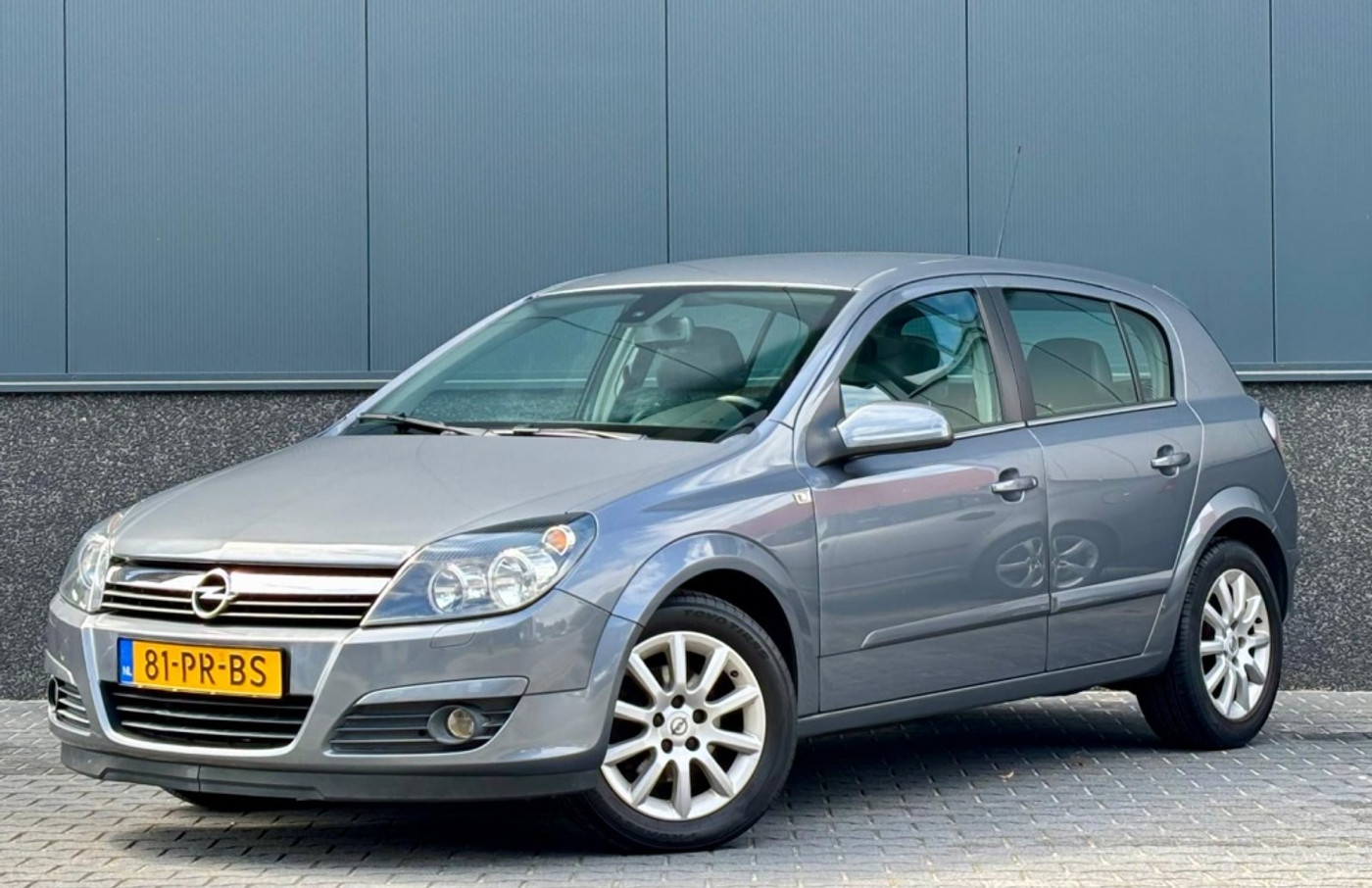 Opel Astra 1.8 Cosmo 5-deurs | Nieuwe APK | NAP 2004 - voorkant