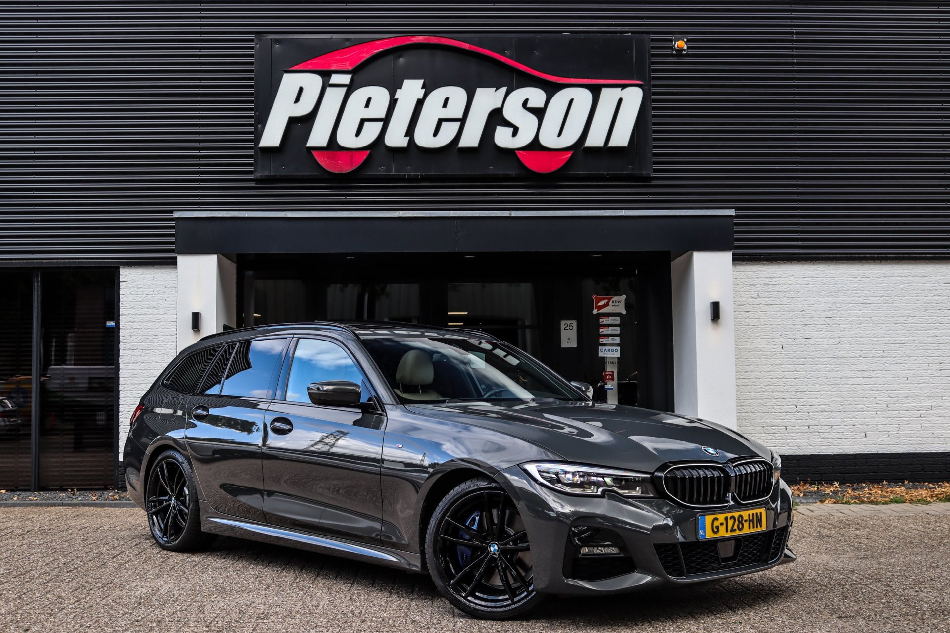BMW 330i 330i M-Pakket NAP PANO HUD ACC TREKH 2019 - voorkant