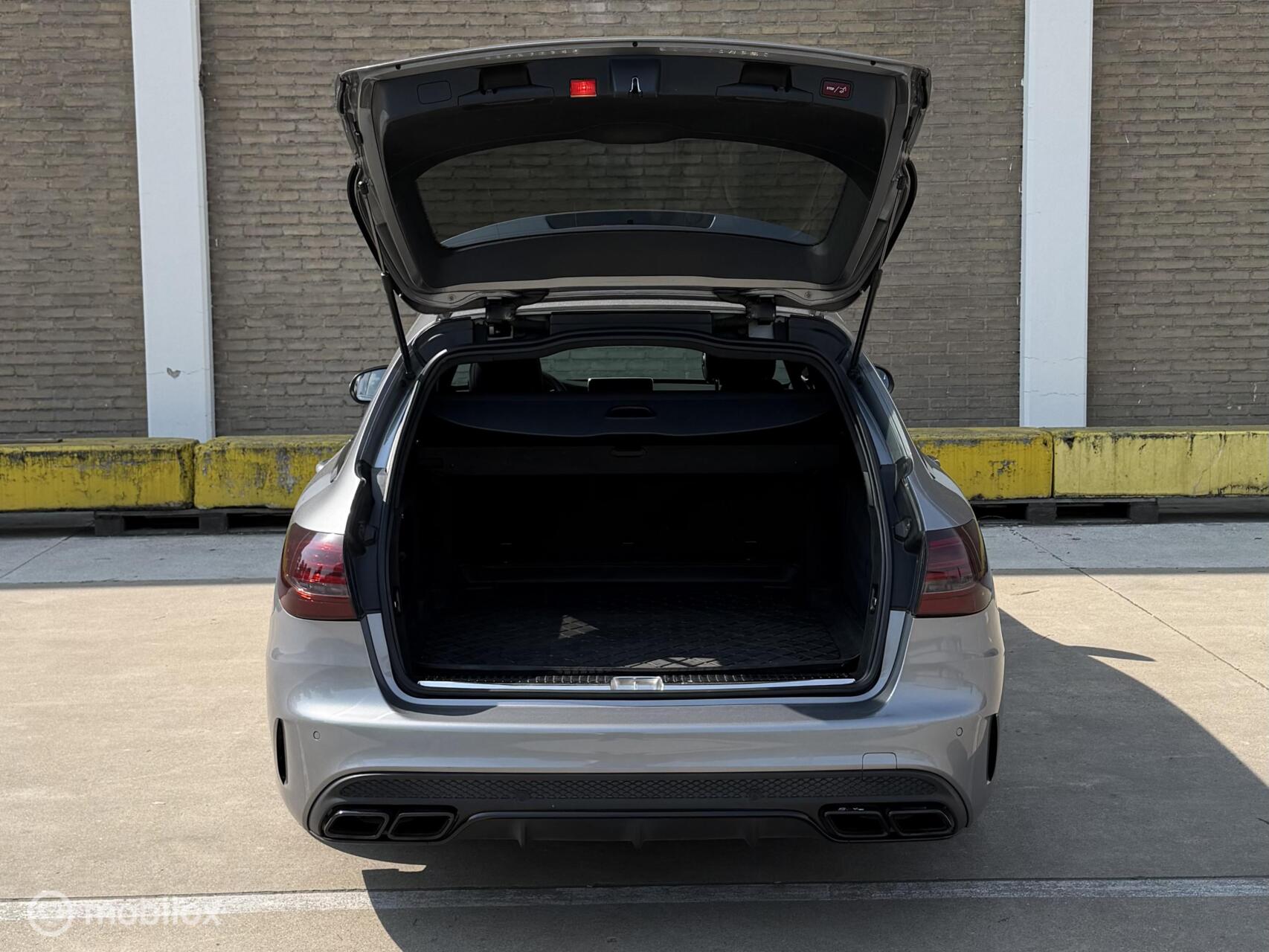 Foto van Mercedes-Benz AMG C 63