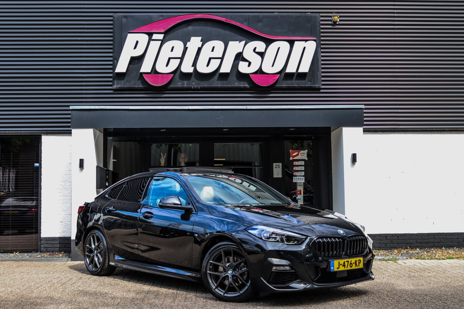 BMW 218i 218i M-Pakket PANO MEMORY DEALER OH! 2020 - voorkant