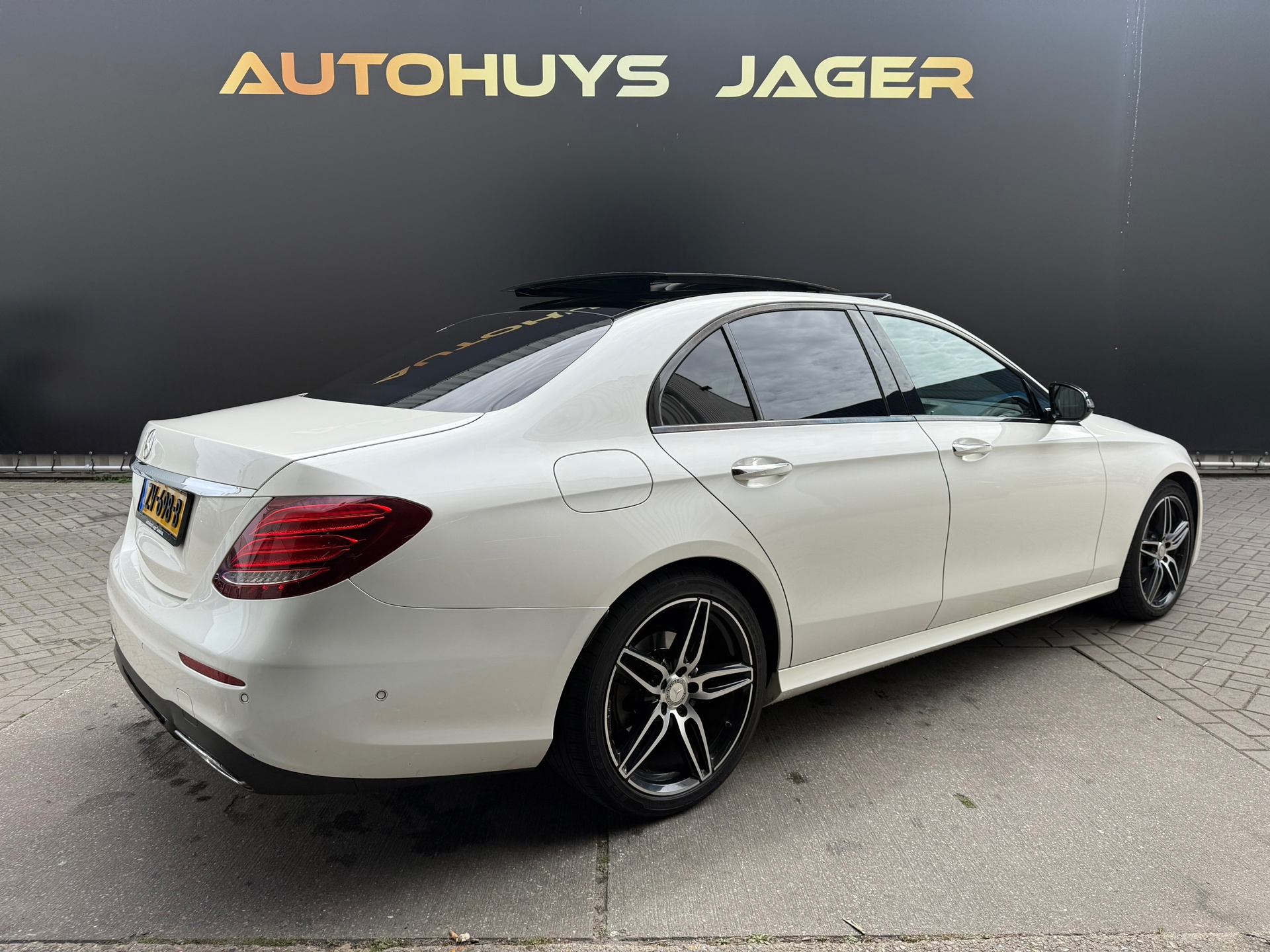 Foto van Mercedes-Benz E 220 D