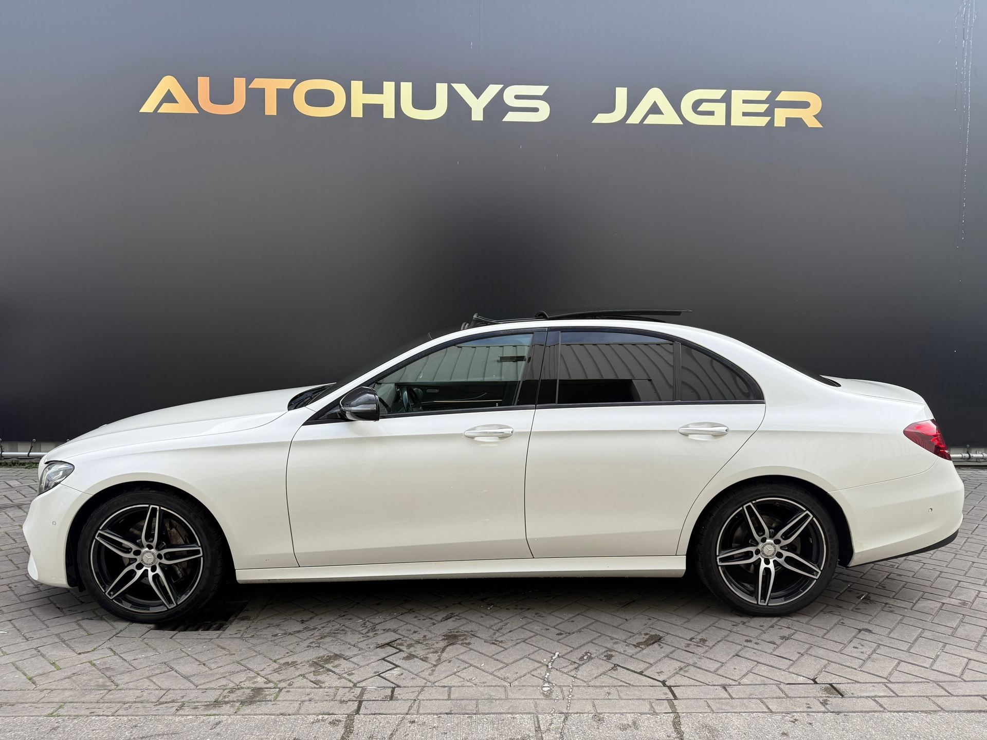 Foto van Mercedes-Benz E 220 D