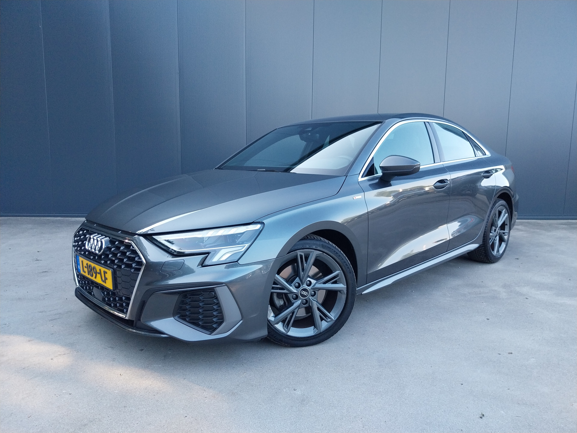Audi A3 Limousine 30 TFSI S LINE 1e EIGENAAR VIRTUAL COCKPIT 18 INCH ECC CRUISE NAVI LED HALF LEER 2021 - voorkant