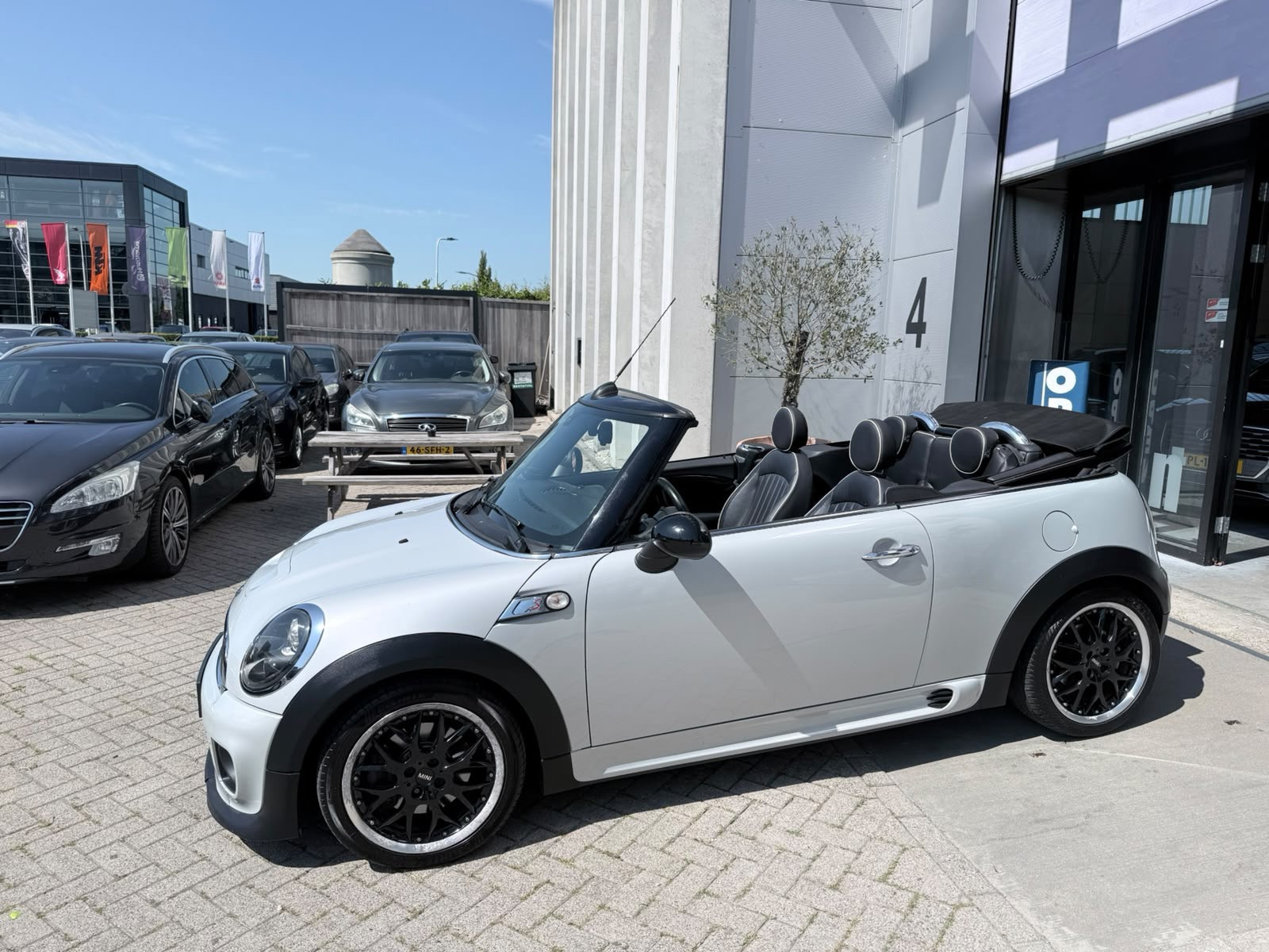 Mini Cooper S Cabrio 1.6 Cooper S JCW AUTOMAAT! VOL OPTIES! INRUIL MOGELIJK! 2014 - voorkant