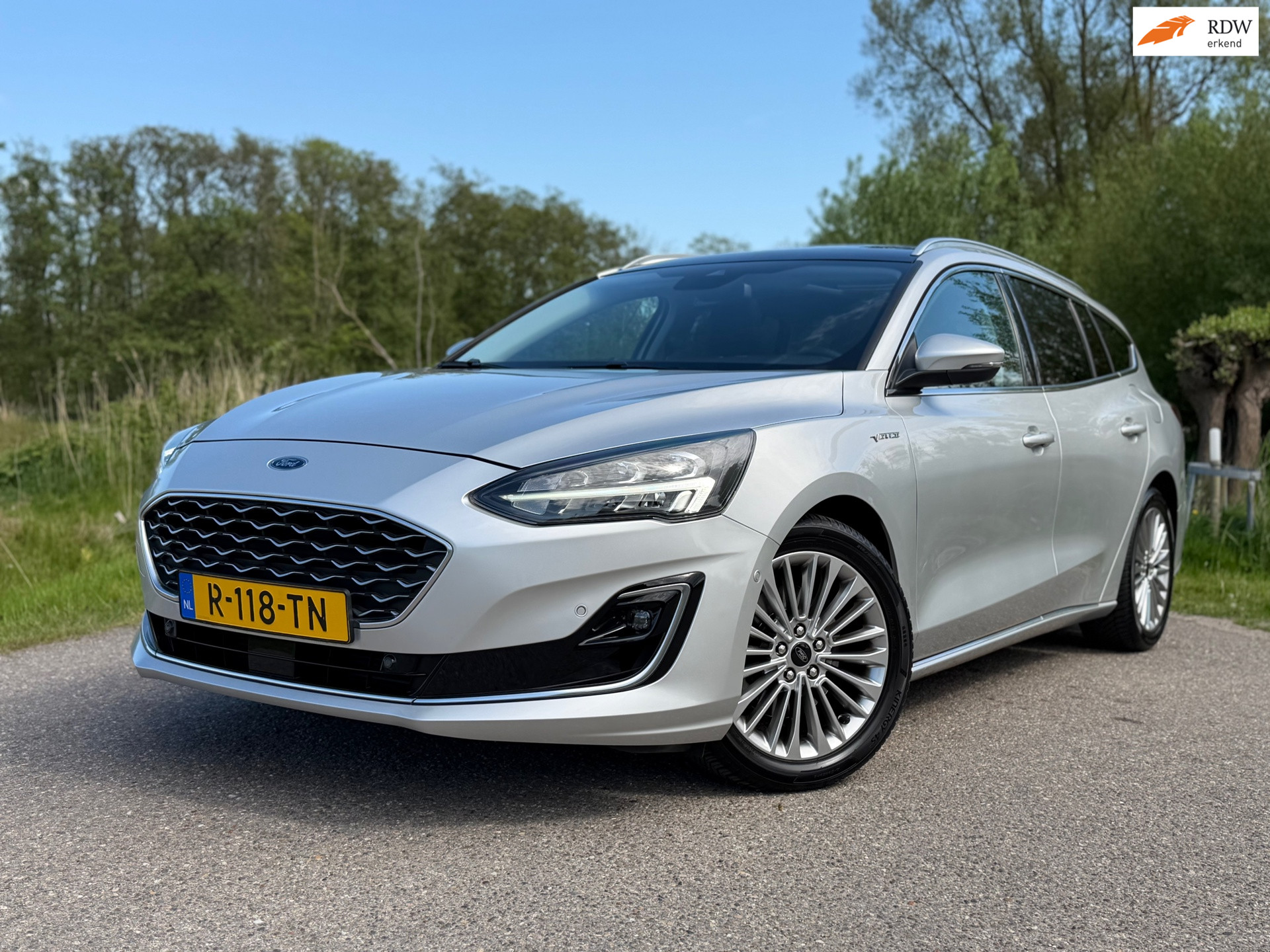 Ford Focus 1.0 EcoBoost Vignale Automaat / Panoramadak / Leder / Camera / Navi / Stuur-/Stoelverwarming / 17" Velgen / LED / 2020 - voorkant