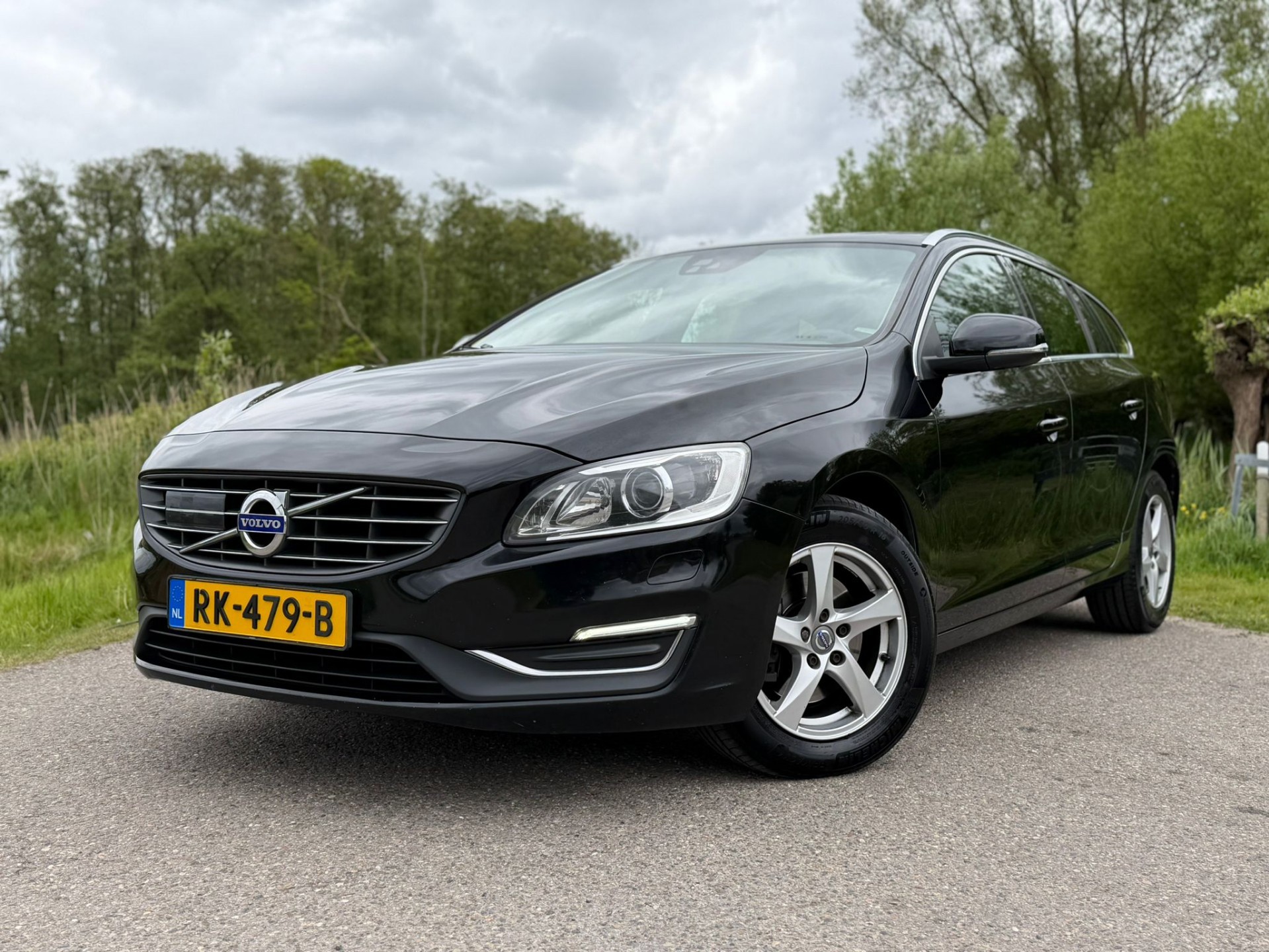 Volvo V60 2.0 D4 Nordic+ / Incl. BTW / 1 Eigenaar / Automaat / Distributie verv. / Clima / Stoel-Bank verw. / Camera / Navi / CC / 2016 - voorkant