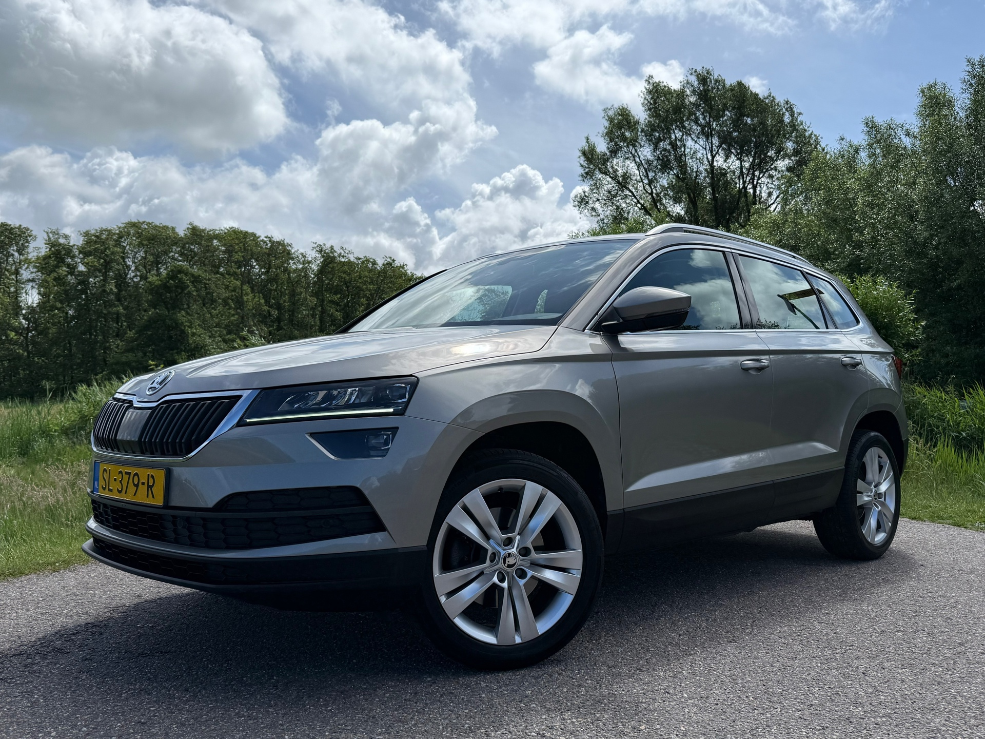 Skoda Karoq 1.0 TSI Style Business Automaat | 1e Eigenaar | Camera | Apple CarPlay & Android Auto | Trekhaak | Stoelverwarming | 2018 - voorkant